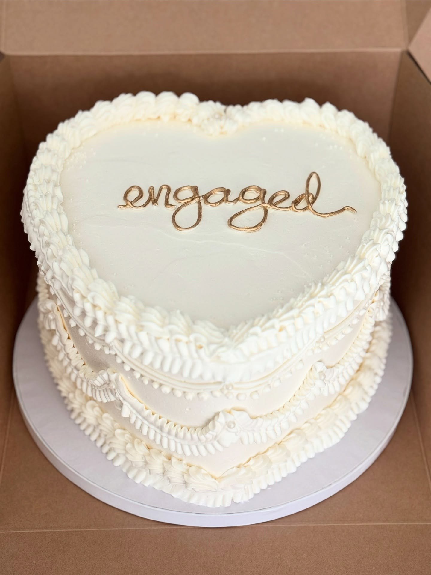 🤍engaged🤍
.
.
.
.
.
#engagements #engaged💍 #engaged #engagement #engagementcakes #engagementcake #lambeth #lambethcake #cake #cakes #cakesofinstagram #cakestagram #cakegram #cakesofinsta #cakesofig #cakeideas #cakestyle #buttercream #buttercreamfr