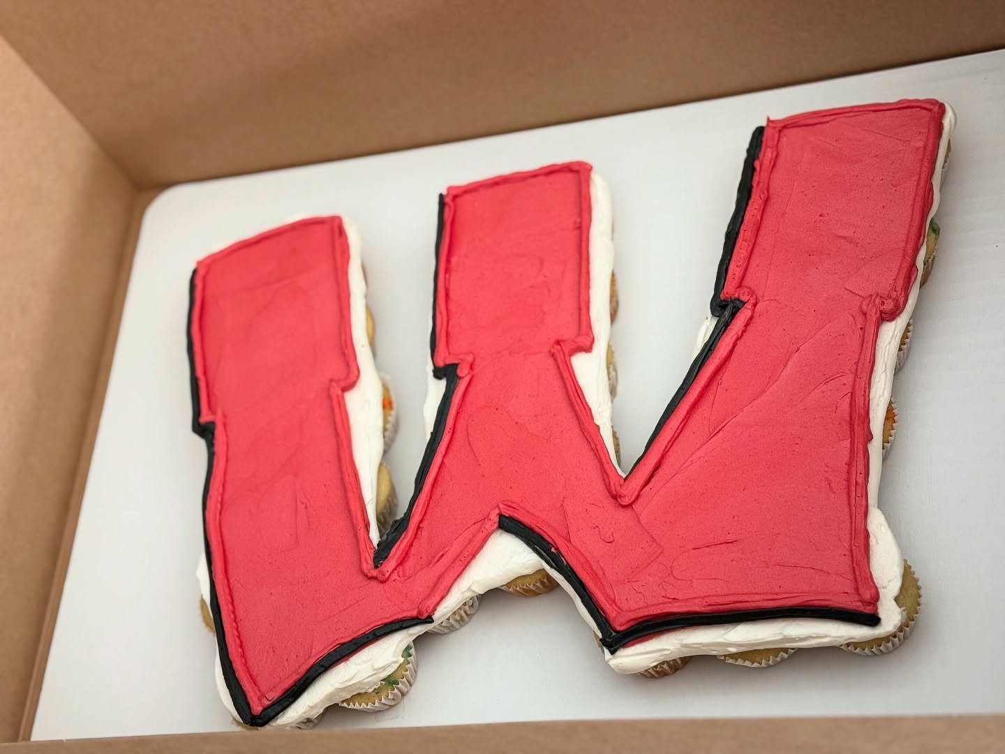 Wisconsin mini pull apart cupcakes and cake pops to celebrate this next chapter for Abbie! 
.
.
.
.
.
#minicupcakes #minicupcake #pullapartcupcakes #pullapartcake #buttercream #buttercreamfrosting #cakepop #cakepopsofinstagram #cakepops #wisconsin #w