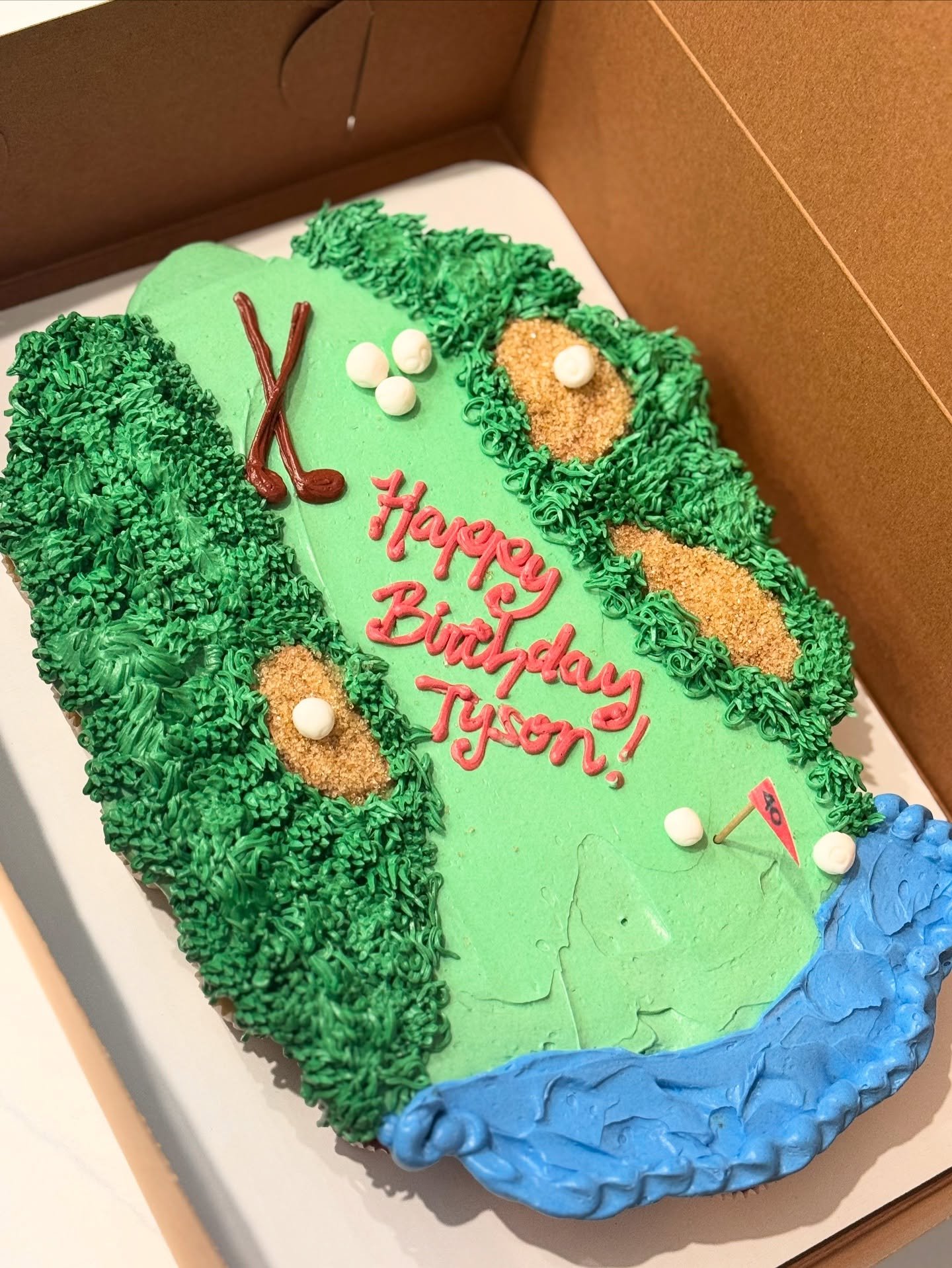 Tyson&rsquo;s mini cupcake pull apart cake to celebrate his 40th birthday ⛳️ 
.
.
.
.
.
#minicupcakes #minicupcake #pullapartcupcakes #pullapartcake #cupcakes #cupcakedecorating #cupcakeideas #cupcake #cupcakeoftheday #cupcakedesign #cupcakegram #but