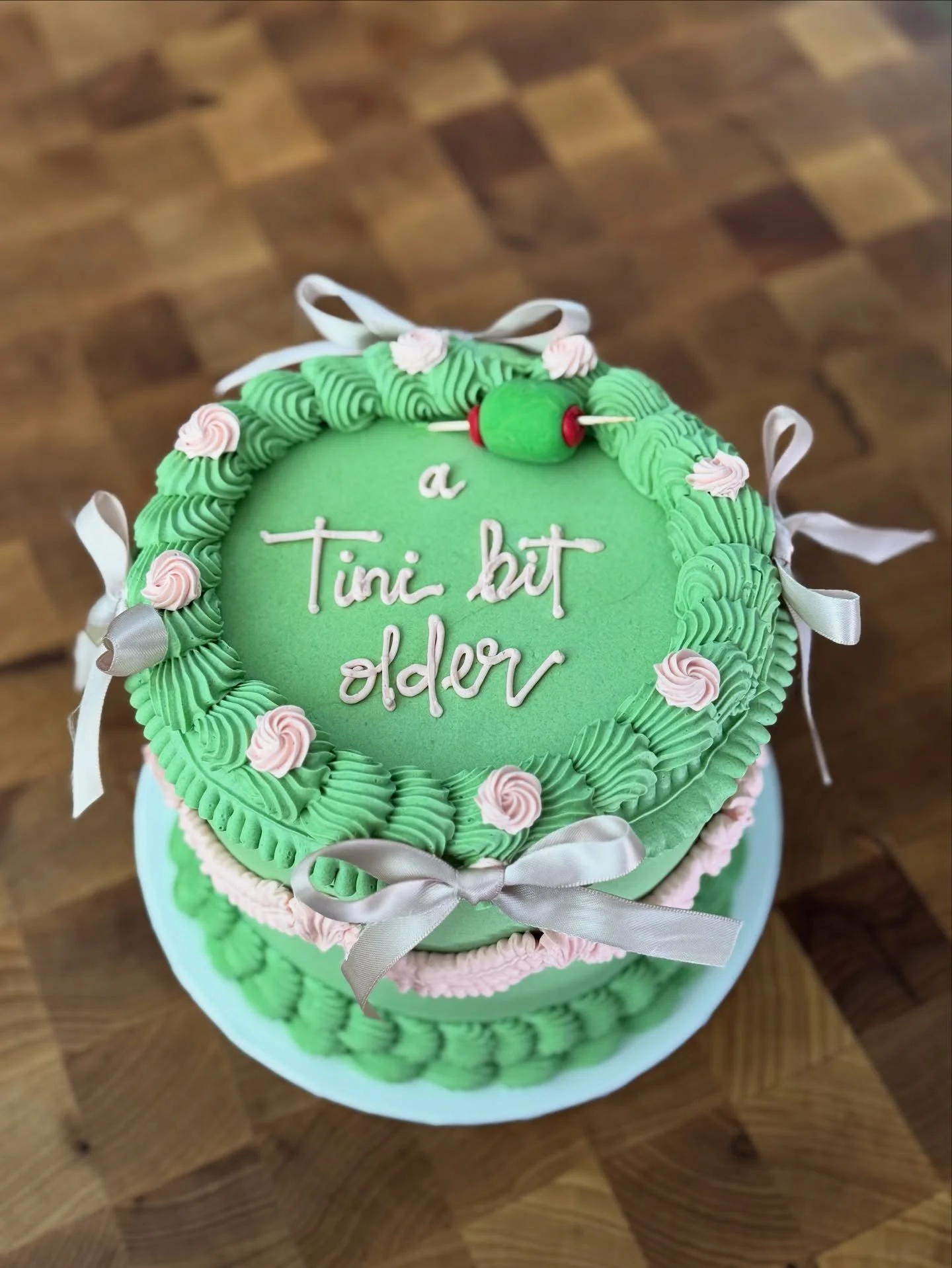 A Tini bit older
.
.
.
.
.
#lambeth #lambethcake #cake #cakes #cakesofinstagram #cakestagram #cakesofinsta #cakesofig #cakeideas #cakedecoration #cakeofinstagram #cakedecorating #buttercreamcakes #buttercream #buttercreamfrosting #supportsmallbusines