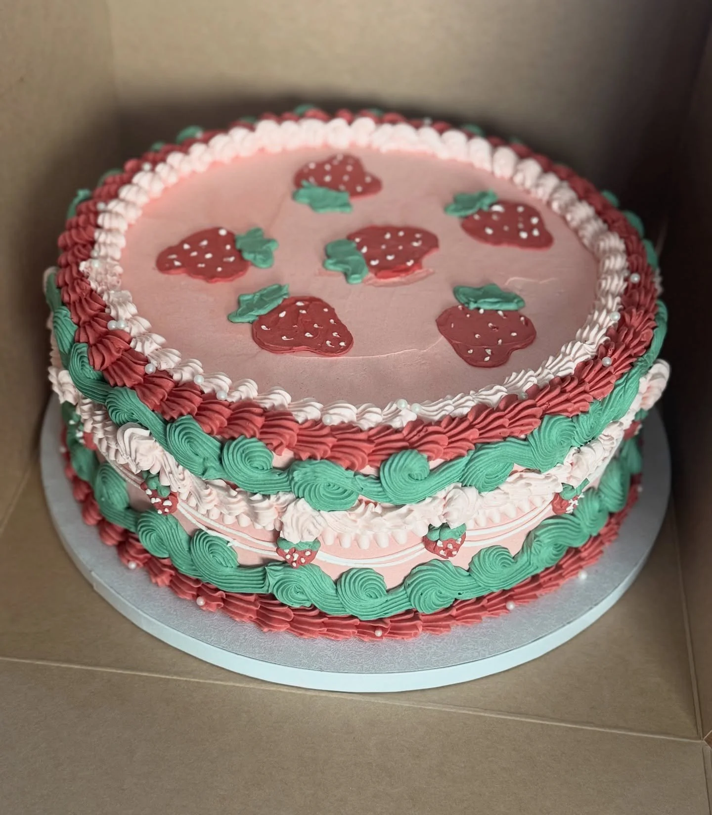 🍓 
.
.
.
.
.
#strawberry #strawberries #strawberries🍓 #strawberry🍓 #cake #cakes #cakesofinstagram #cakestagram #cakesofinsta #cakesofig #cakeideas #cakedecoration #cakeofinstagram #cakesdaily #buttercreamcakes #buttercream #buttercreamfrosting #su