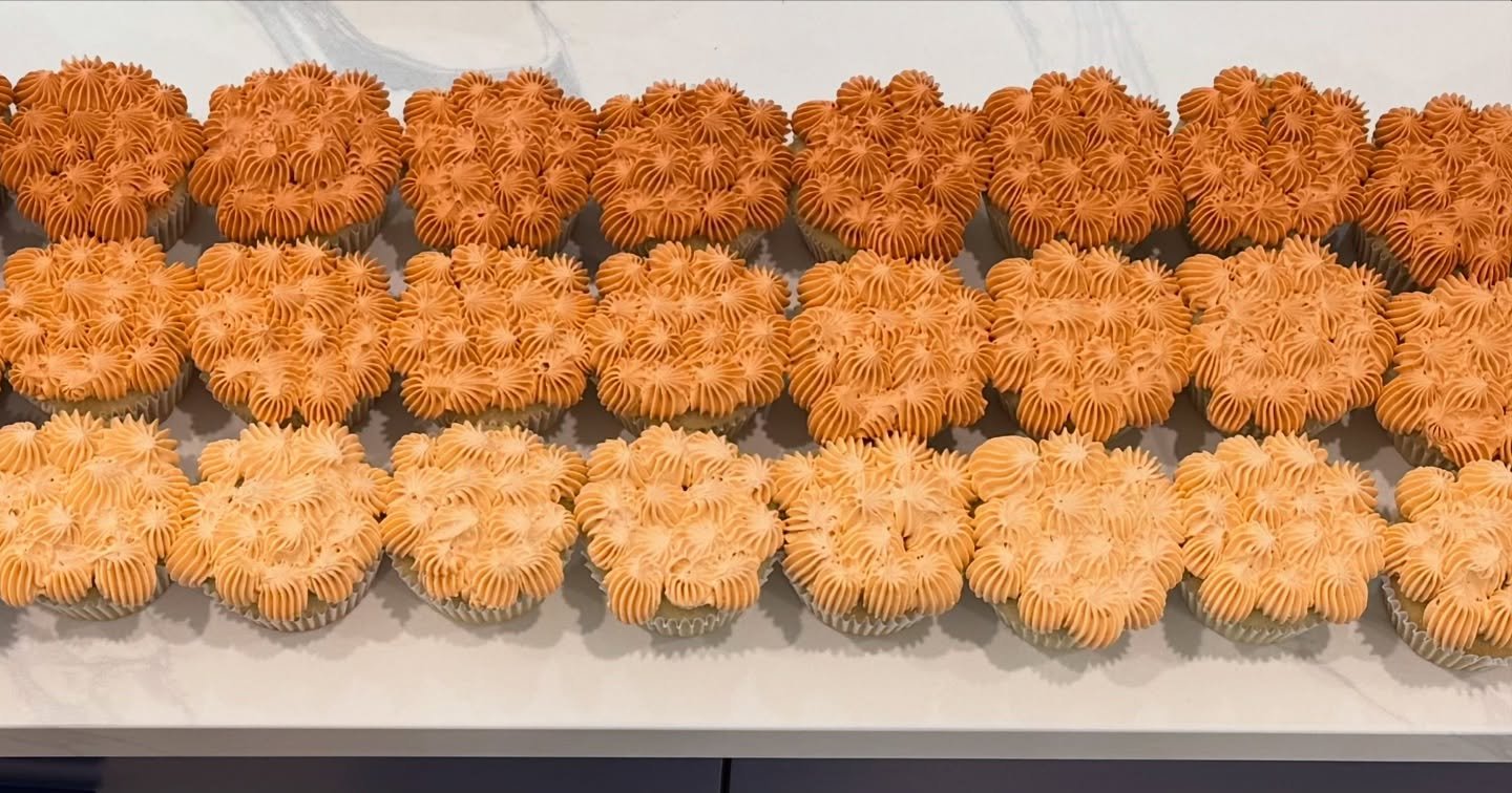 Cupcake &ldquo;table runner&rdquo; 🧡
.
.
.
.
.
#tablerunner #tablerunners #cupcake #cupcakes #cupcakeoftheday #cupcakedesign #cupcaketime #cupcakesfordays #cupcakeideas #cupcakesofig #buttercream #buttercreamfrosting #supportlocal #supportsmallbusin