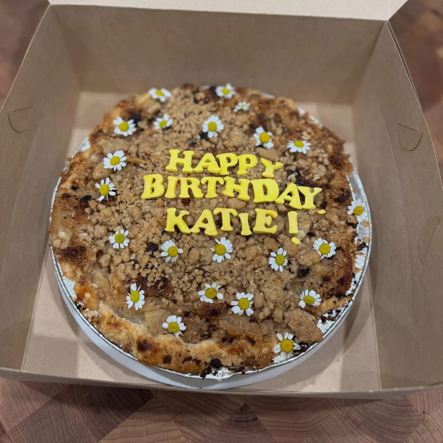 When the birthday girl loves pie instead of cake 🥧 🍎
.
.
.
.
.
#applepie #applepie🍎 #applepies #pie #pies #happybirthday #birthday #birthdaypie #freshflower #freshflowers #chamomile #chamomileflowers #supportlocal #supportsmallbusiness #elsegundo 