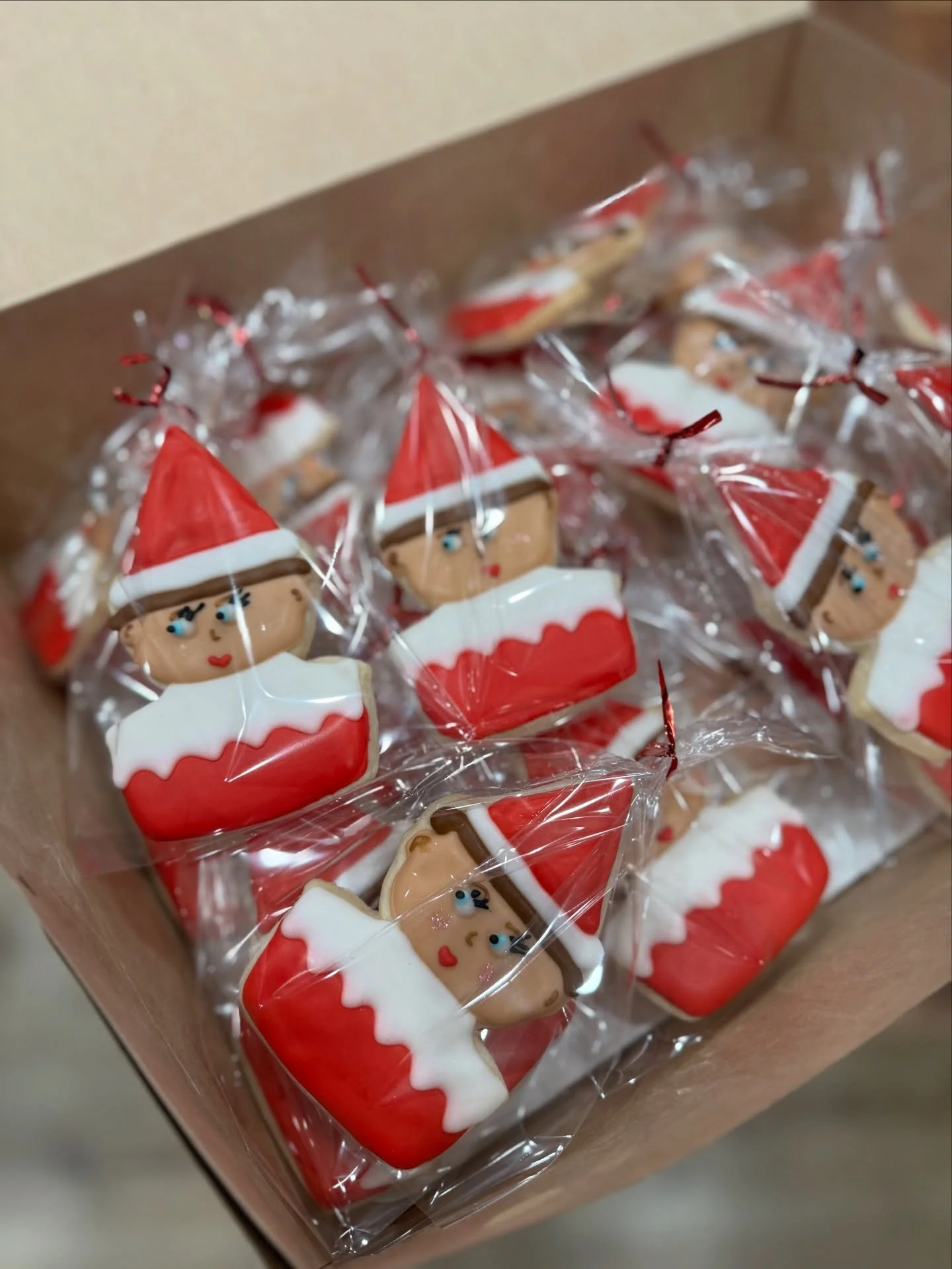 Elf on the Shelf cookies to keep any eye on the kids for the last day of school before Christmas break starts!
.
.
.
.
.
#elfontheshelfideas #elfontheshelf #elfontheshelfcookies #sugarcookiedecorating #sugarcookiesofinstagram