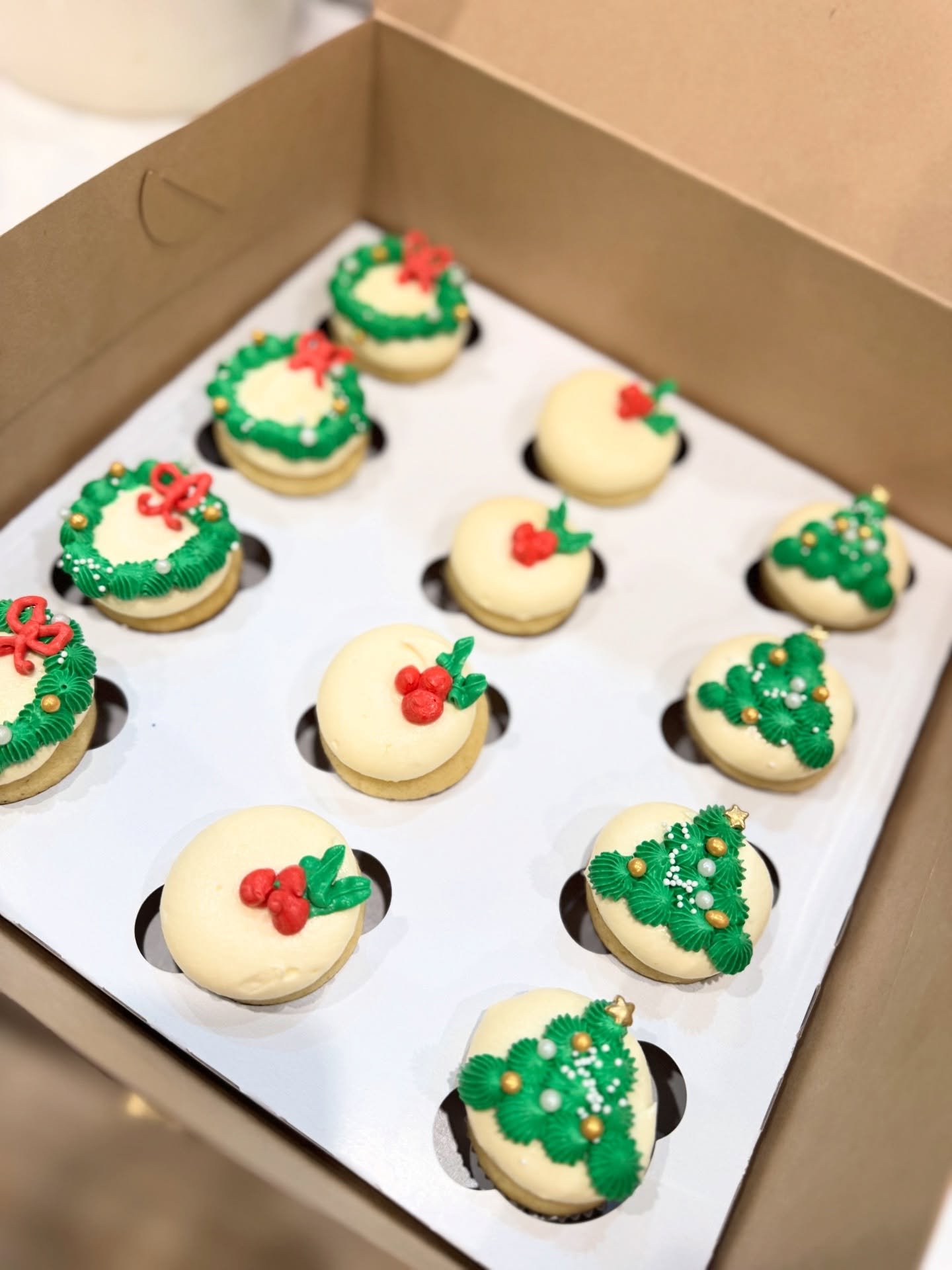 Hard to believe that Christmas is here in 4 days! 
.
.
.
.
.
#minicupcakes #minicupcake #christmascupcakes #christmascupcake #buttercream