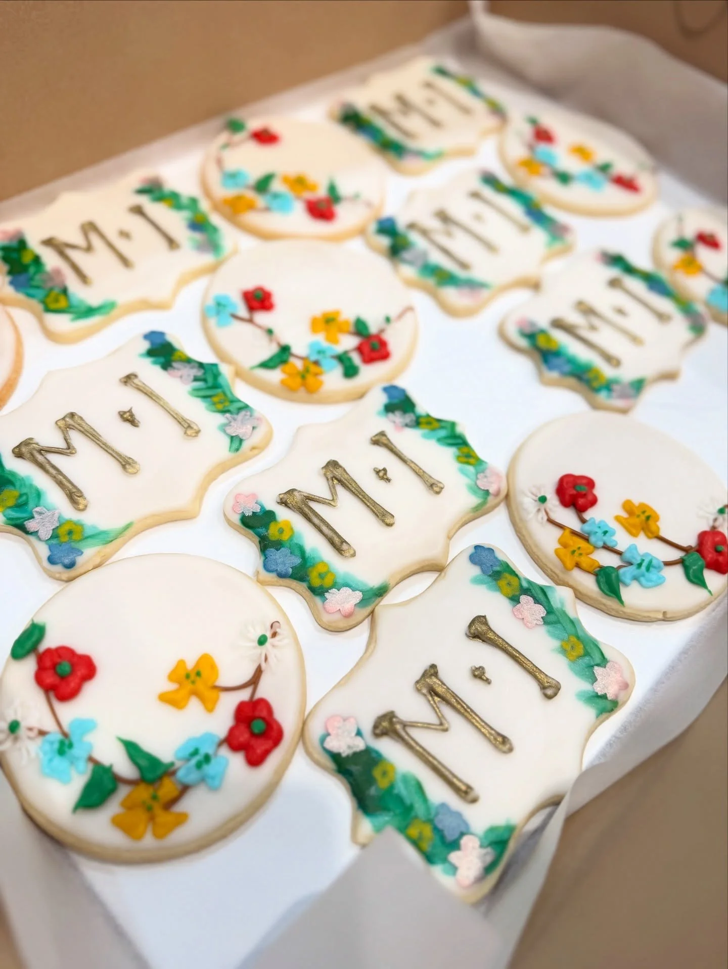 Engagement cookies to end 2025 🌸🌼
.
.
.
.
.
#engagement #sugarcookie #sugarcookiesofinstagram #sugarcookiedecorating #cookiestagram