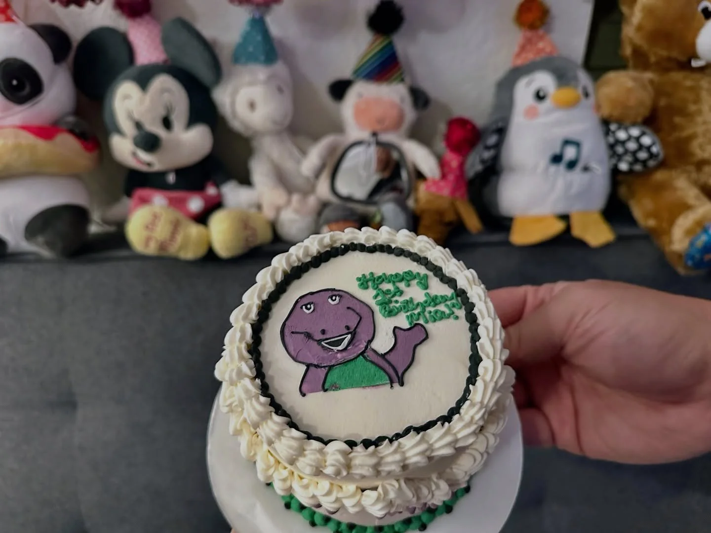 Barney wishing Mia a Happy 1st Birthday!
.
.
.
.
.
#barney #smashcake #smashcakes #firstbirthdaycake #firstbirthday