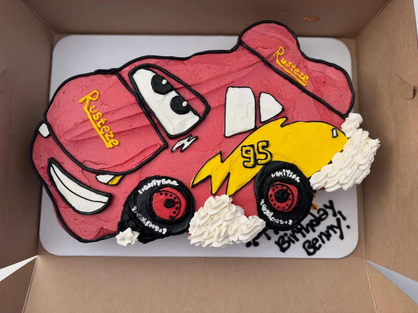 Benny&rsquo;s Lightning McQueen mini cupcake pull apart cake
.
.
.
.
.
#lightningmcqueen #minicupcakes #pullapartcupcakes #pullapartcake #minicupcake