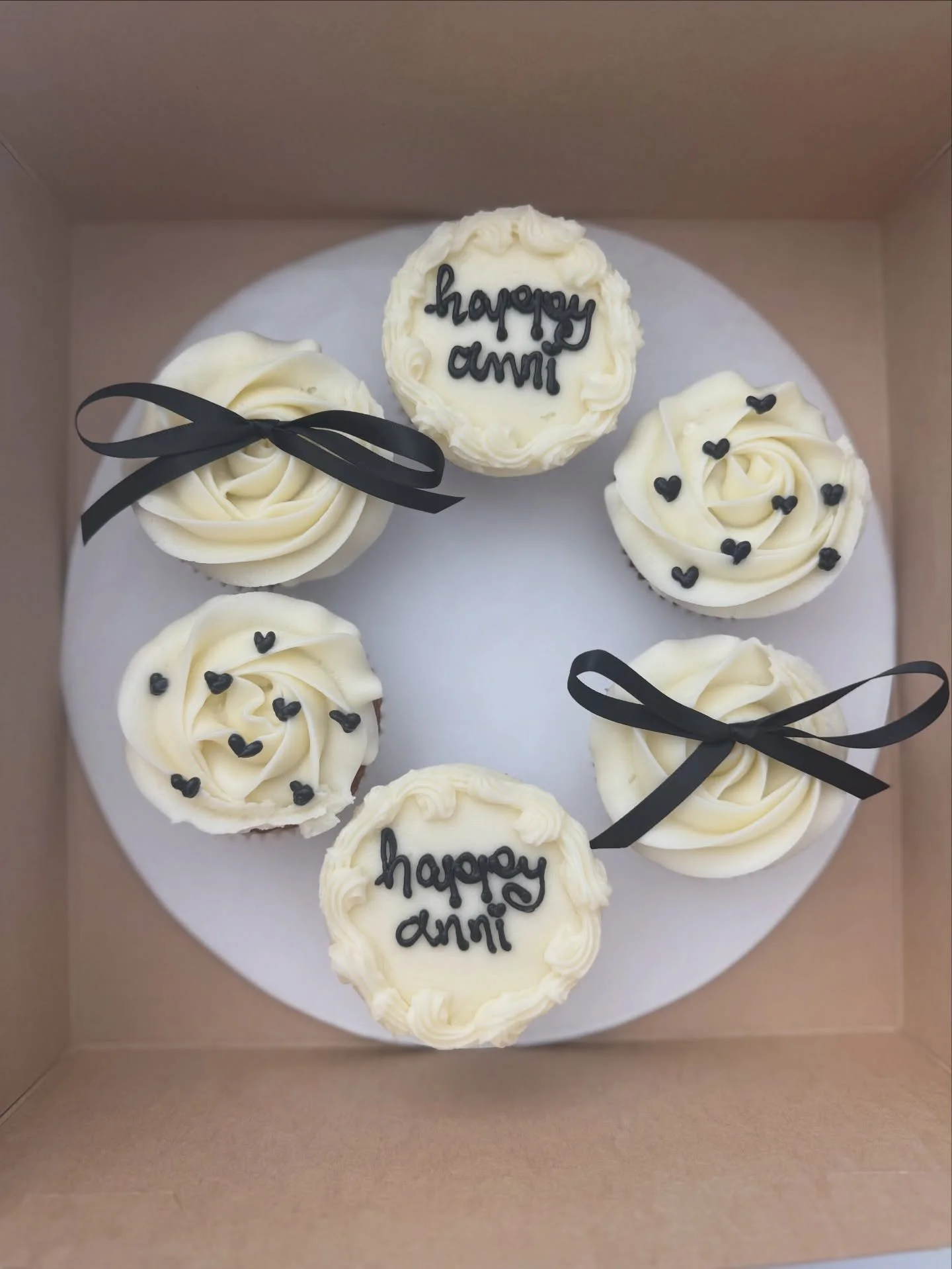 🖤🖤🖤🖤🖤🖤🖤🖤
.
.
.
.
.
#anniversary #cupcakes #cupcakeoftheday #carrotcake #creamcheesefrosting