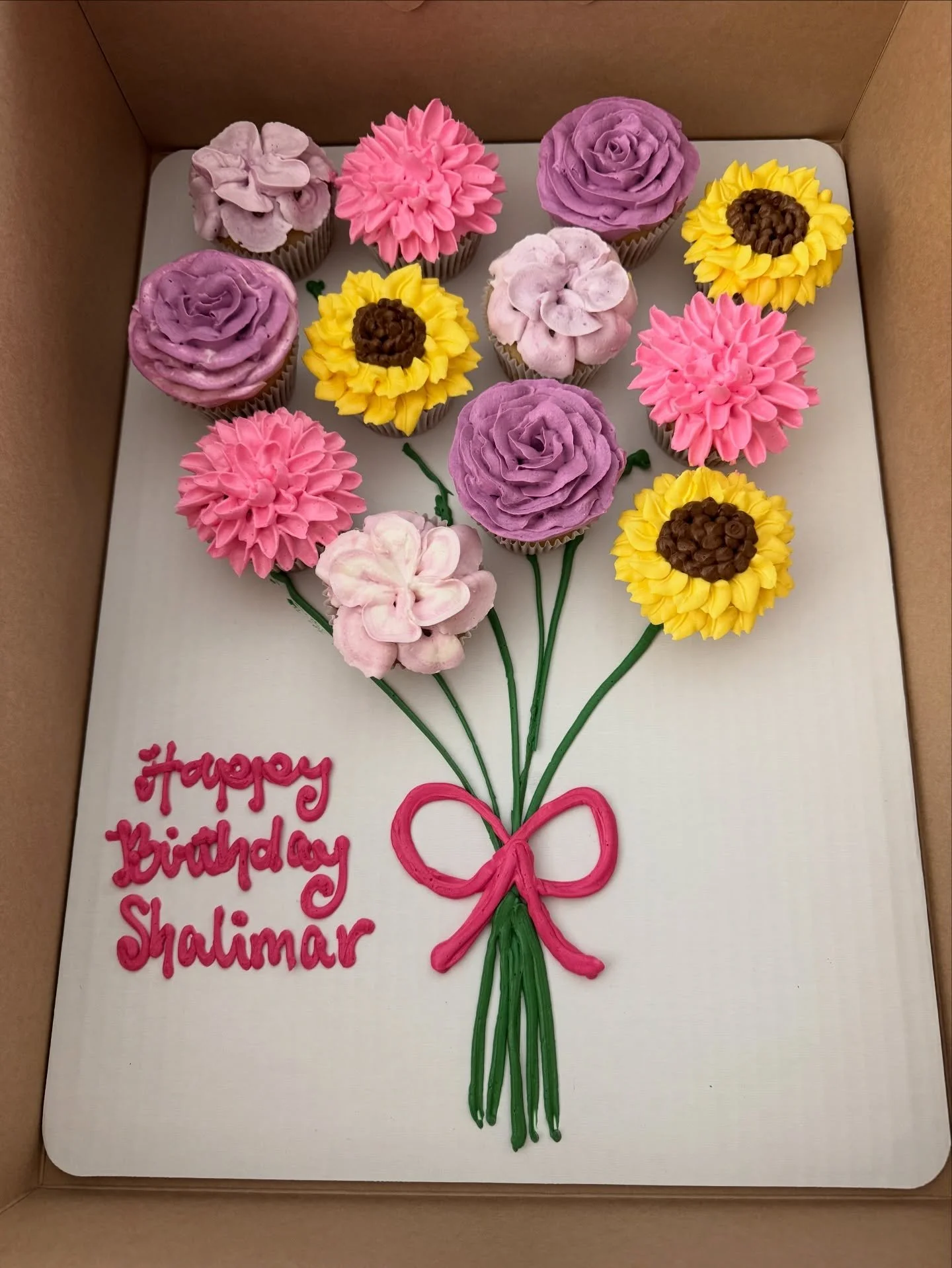 Bouquet of edible flowers for your birthday 🌸🌻🌹😋
.
.
.
.
.
#buttercreamflowers #cupcakes #cupcakebouquet #buttercream #happybirthday