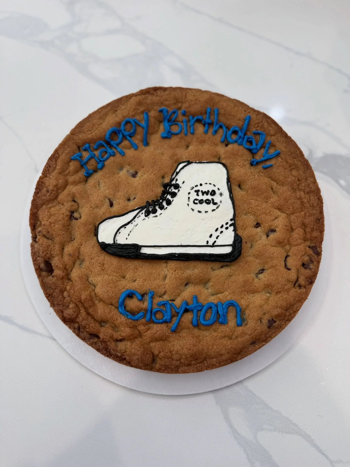 TWO Cool 😎 👟 🧢 
.
.
.
.
.
#twocool #happybirthday #cookiecake #minicupcakes #buttercream