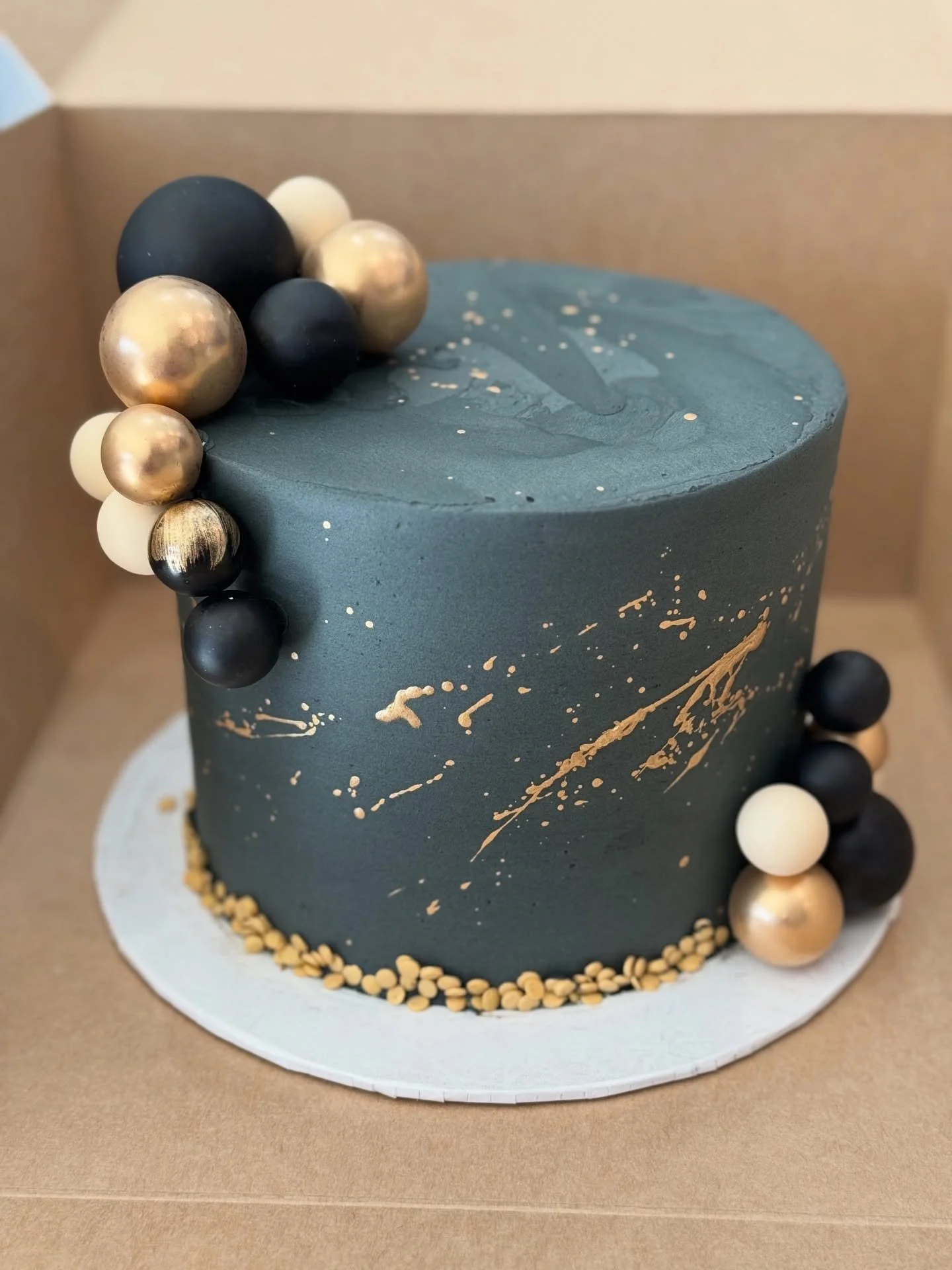 40th birthday treats 🤩
.
.
.
.
.
#40thbirthday #cake #minicupcakes #cakepops #gold