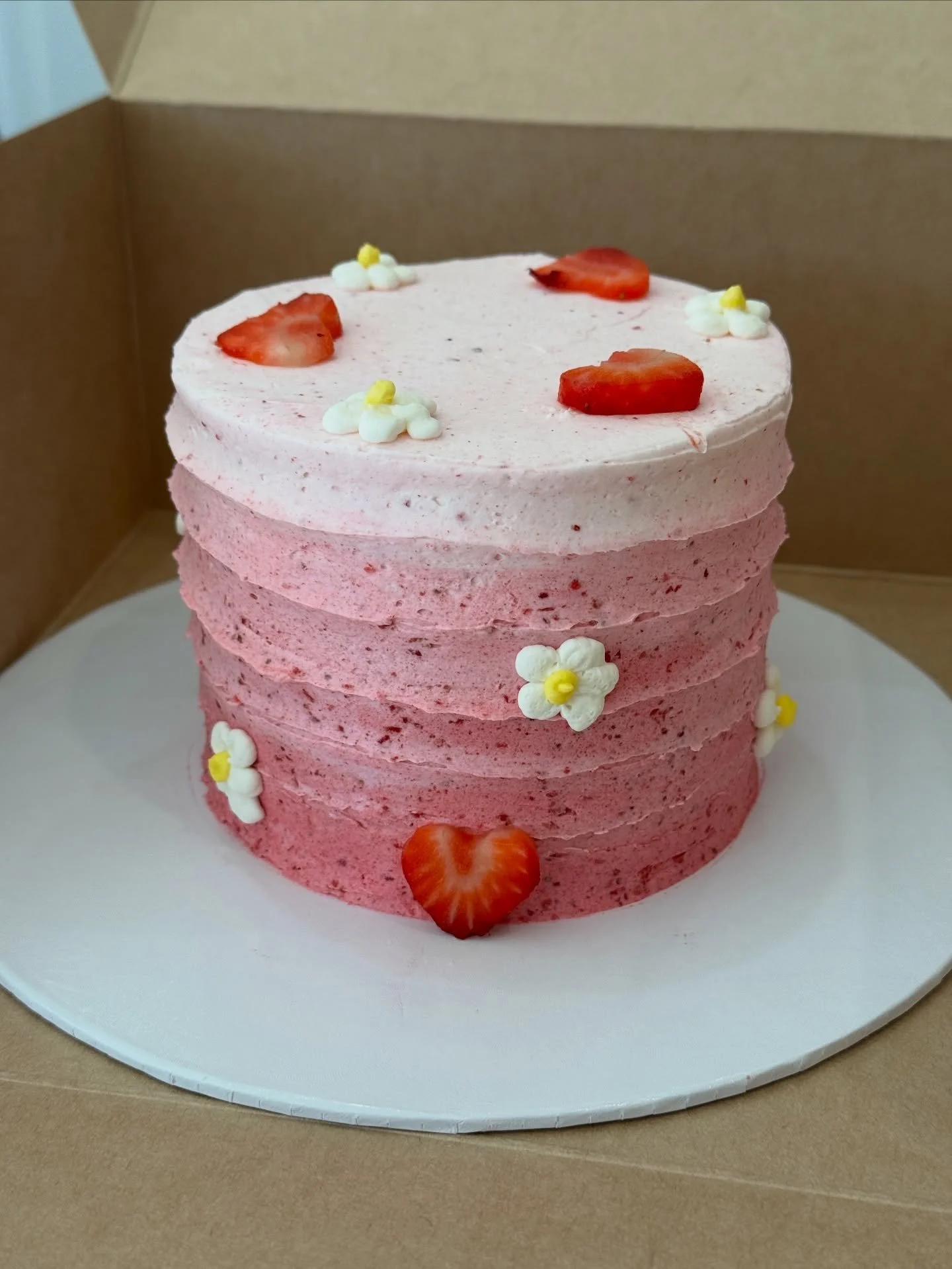 Out of the kitchen Thursday 2/5-Sunday 2/8! All messages will be returned on Monday 2/9. Still taking Valentine&rsquo;s Day orders! Email mummscakery@gmail.com
.
.
.
.
.
#cake #strawberry #smashcake #buttercream #daisy