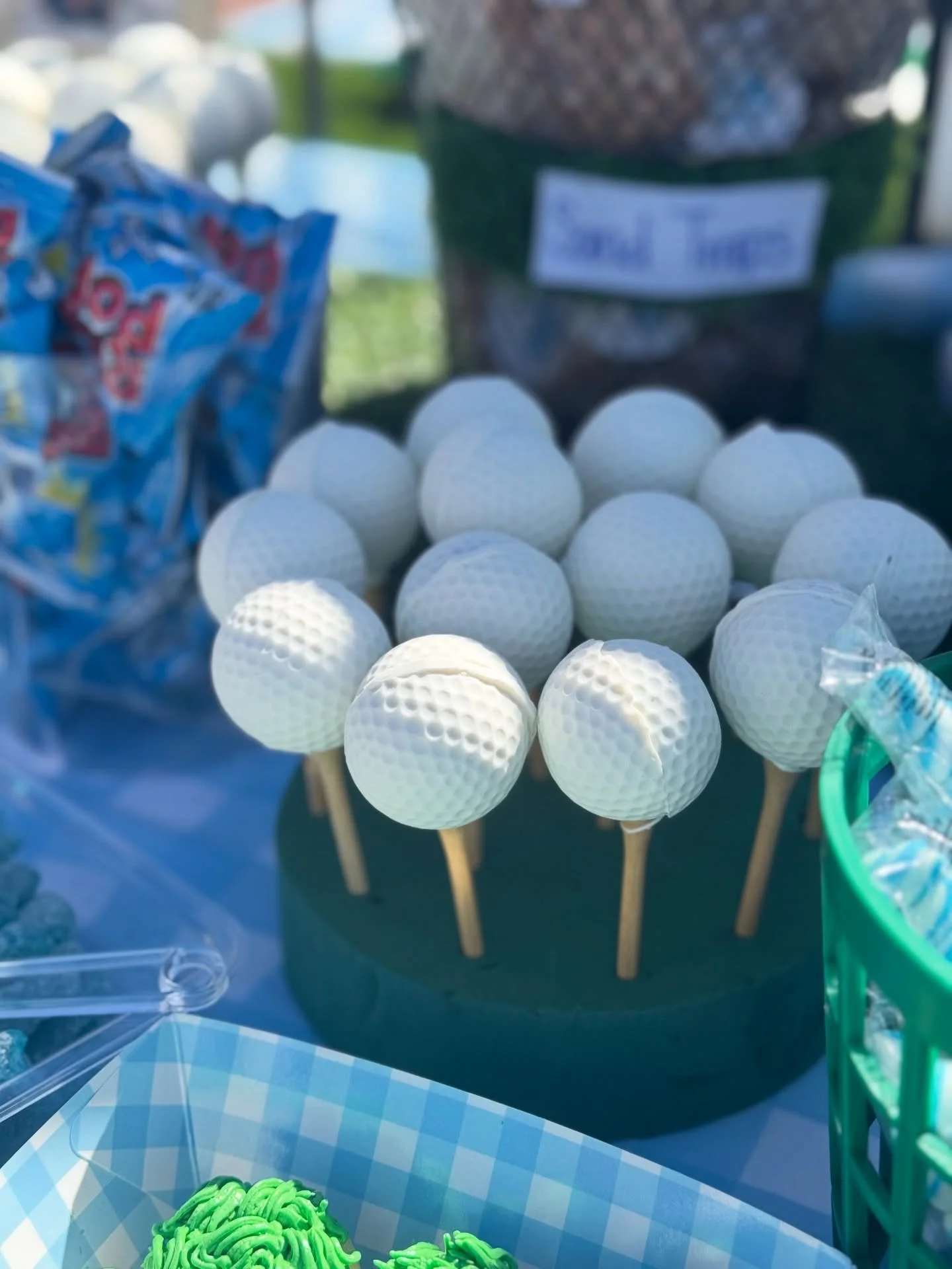 Levi Mastered One ⛳️ 
.
.
.
.
.
#1stbirthdayparty #golf #cakepops #golfball #minicupcakes