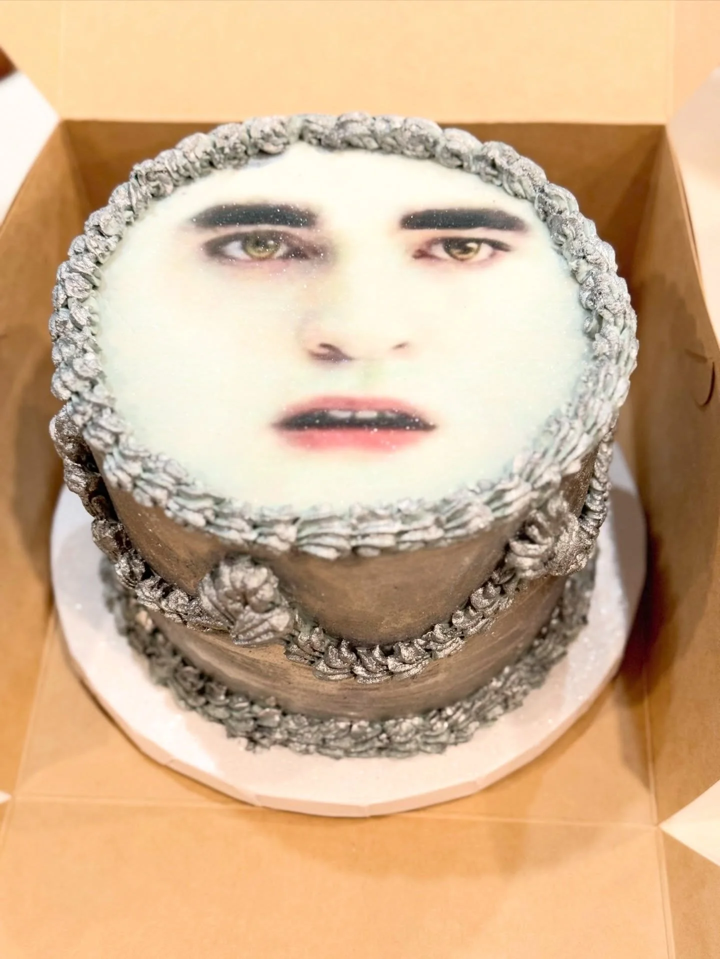 The amount of edible glitter that is still in my kitchen after this cake 😅
.
.
.
.
.
Original cake inspo from @meowcake.cl 
#twilight #ediblephoto #glitter #cake #buttercream