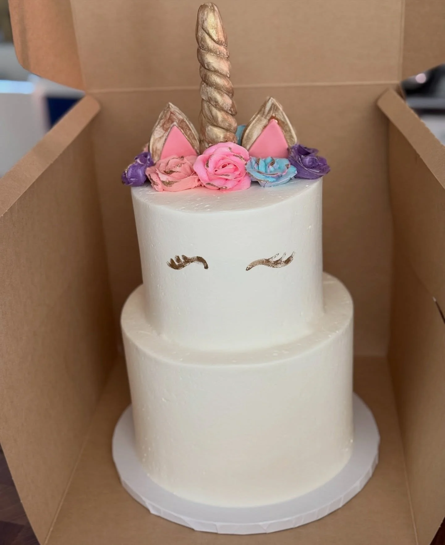 🦄 
.
.
.
.
.
#unicorn #cake #cupcakes #buttercream #unicorncake