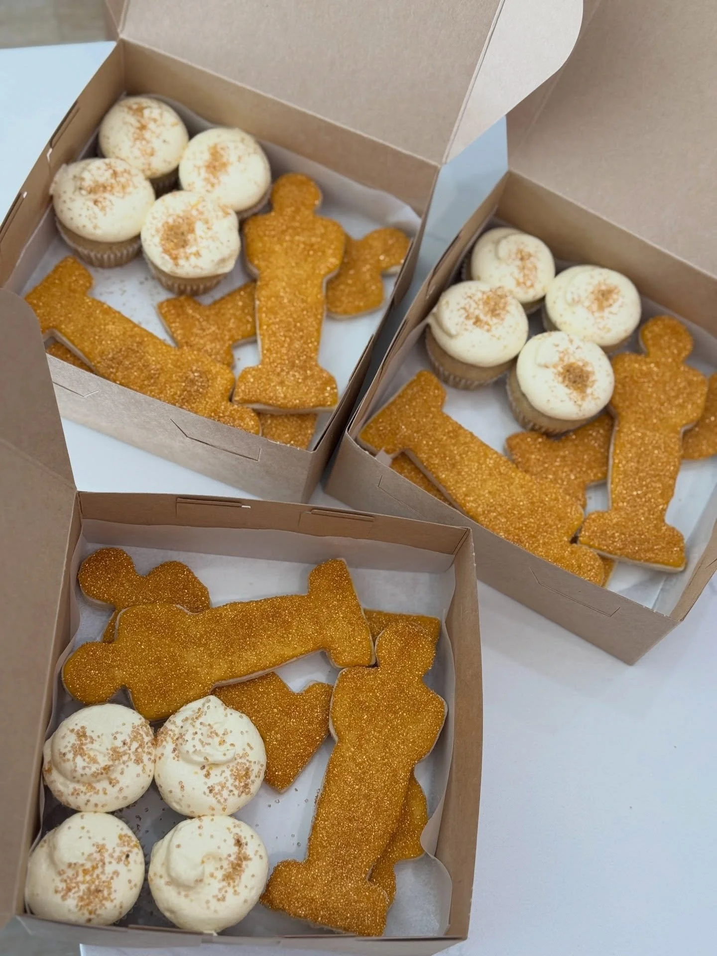 Oscar Night!
.
.
.
.
.
#oscars #sugarcookies #brownies #cakepops #academyawards