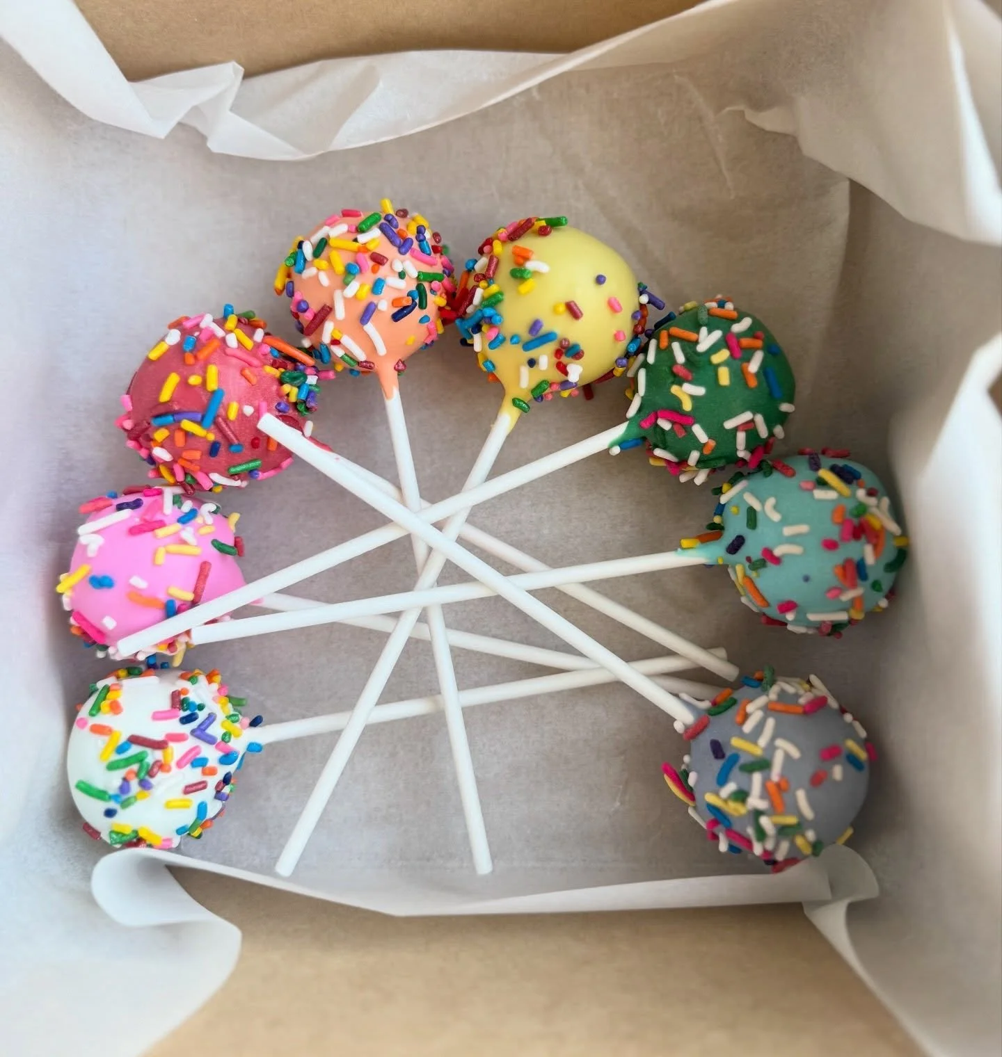 Happy St. Patrick&rsquo;s Day! ☘️ 🌈 
.
.
.
.
.
#cakepops #rainbow #cakepop #rainbows #cakepopsofinstagram