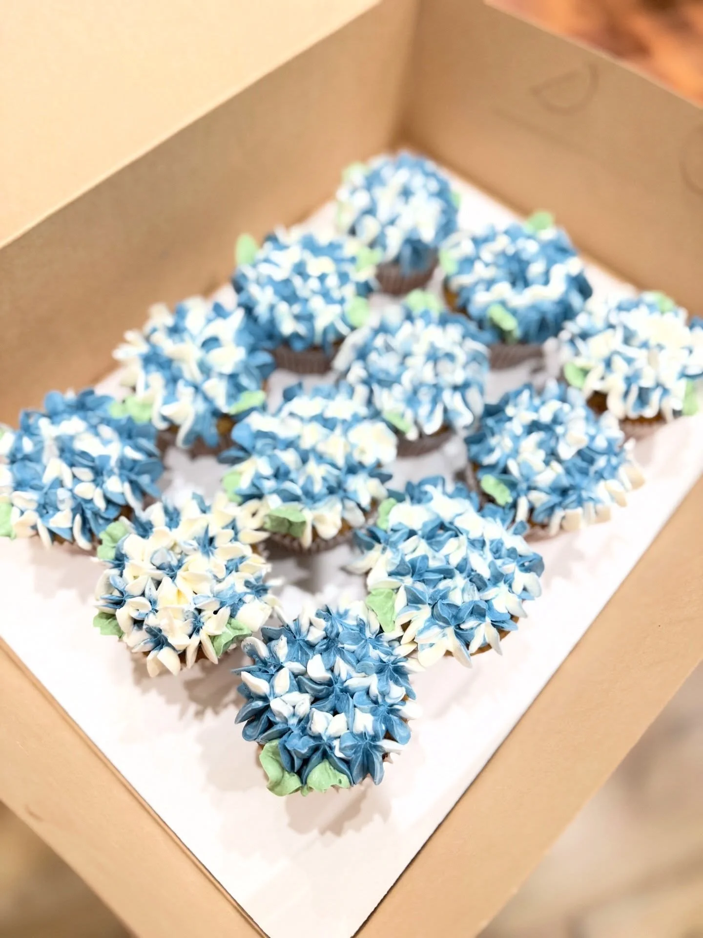 Hydrangeas 🤩
.
.
.
.
.
#hydrangea #cupcake #buttercream #buttercreamflowers #cupcakes