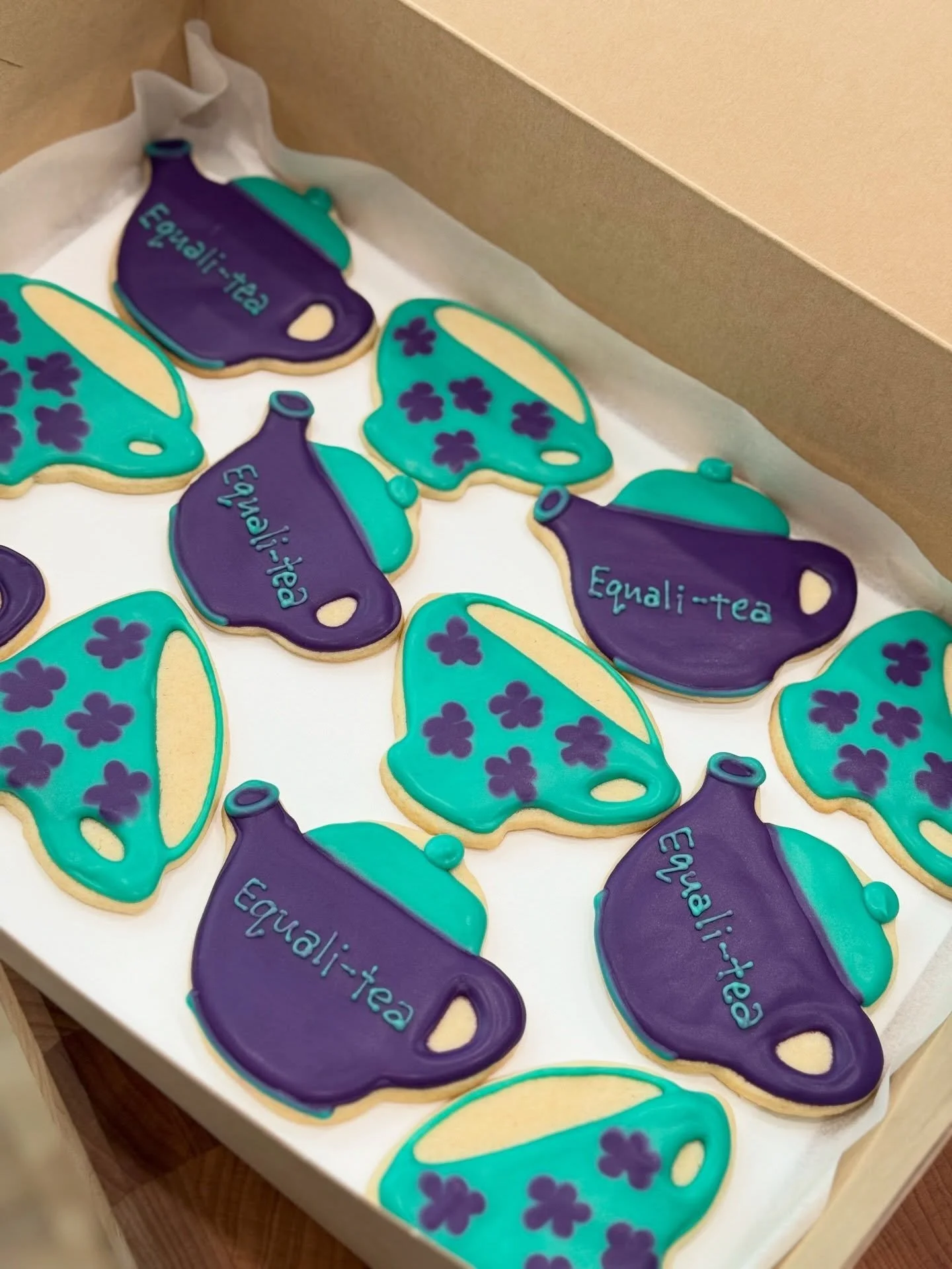 Something a little sweet to fuel a postcard writing party 💪🏻☕️🫖
.
.
.
.
.
#sugarcookies #sugarcookiesofinstagram #sugarcookie #cookies #cookie