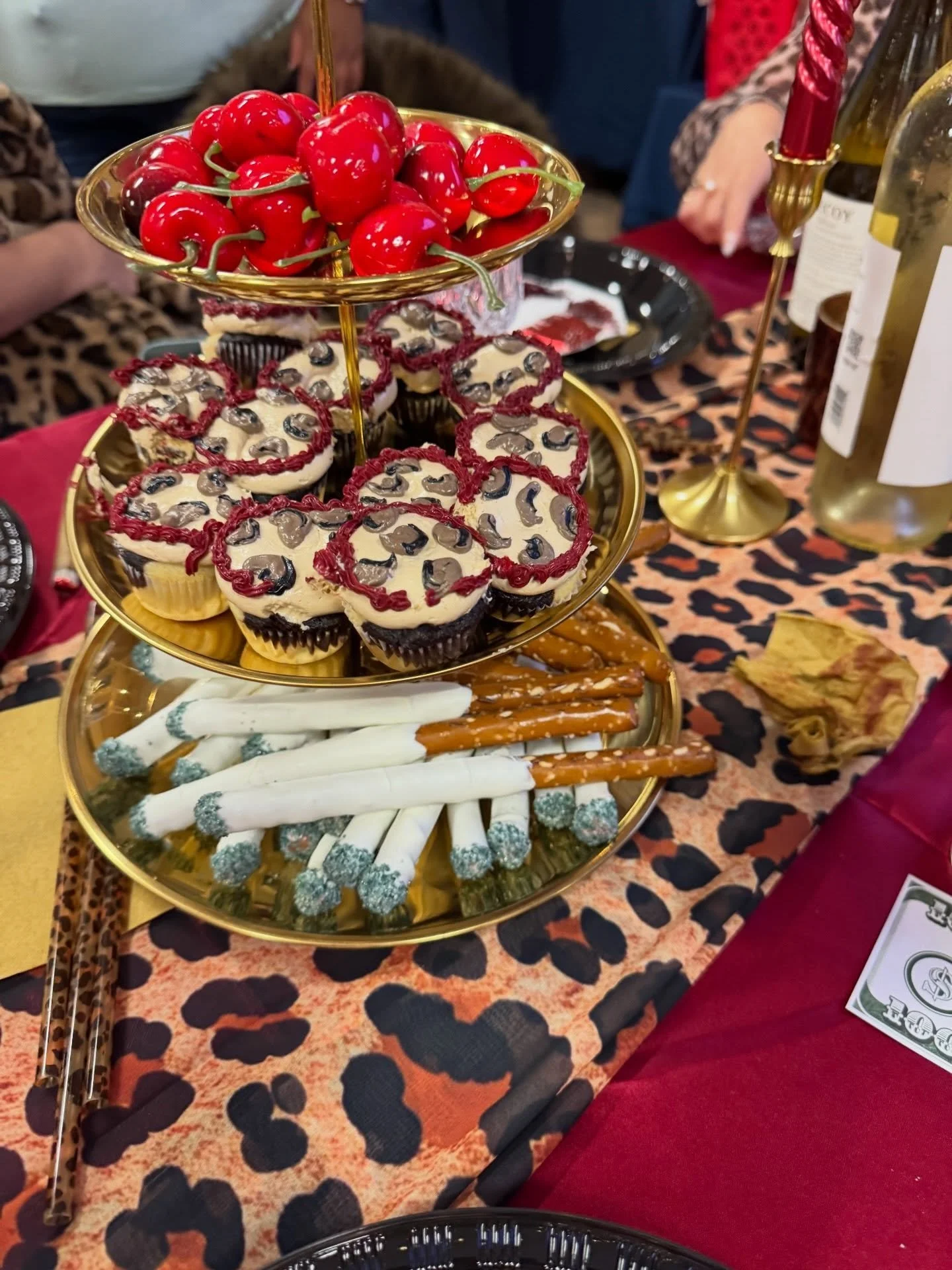 Mob Wives 🚬 🐆 ❤️🖤
.
.
.
.
.
#mobwives #chocolatecoveredpretzels #minicupcakes #buttercream #cigarette