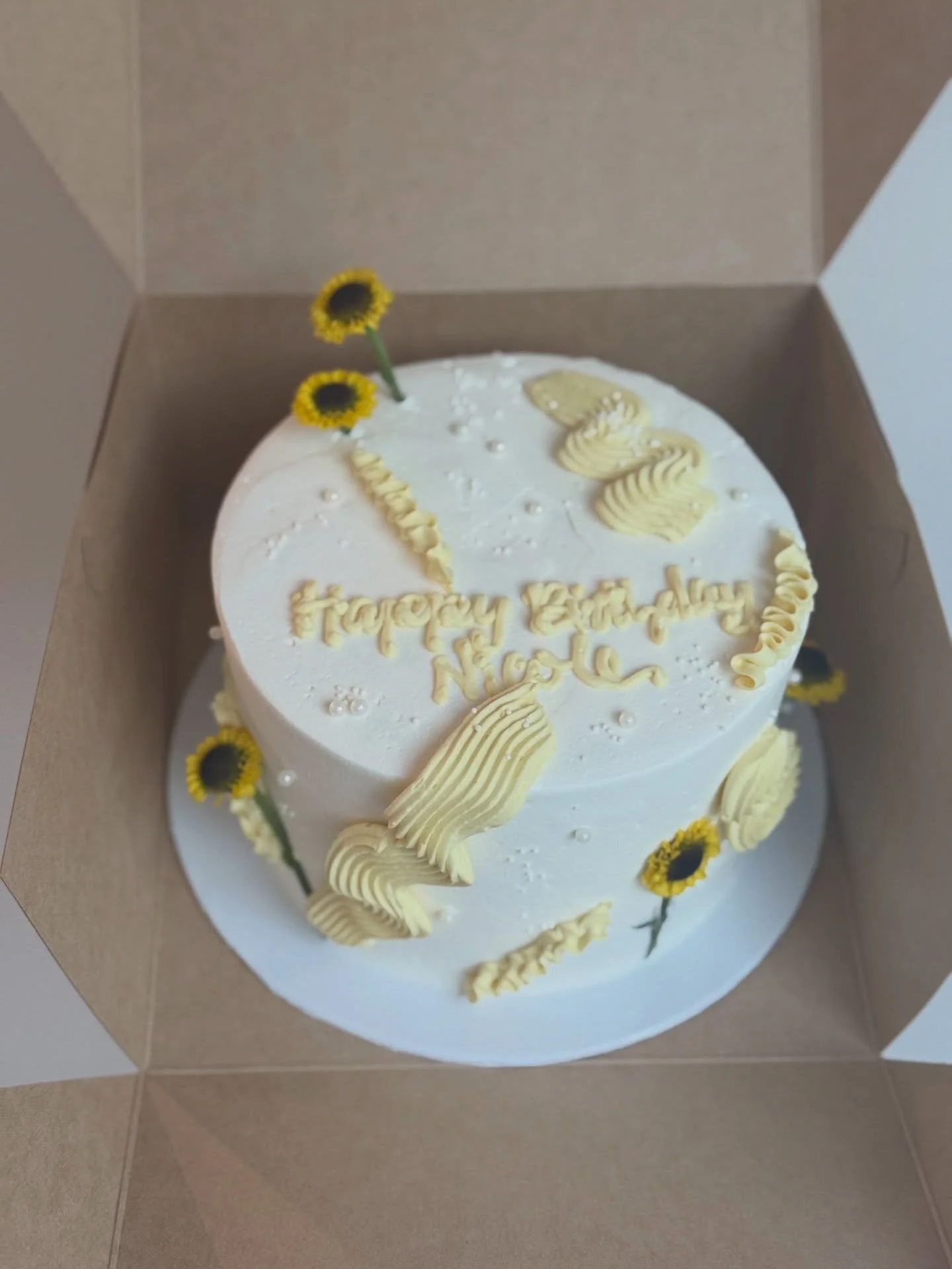 Happy Birthday Nicole! 
.
.
.
.
.
#happybirthday #birthdaycake #cake #buttercream #freshflowers
