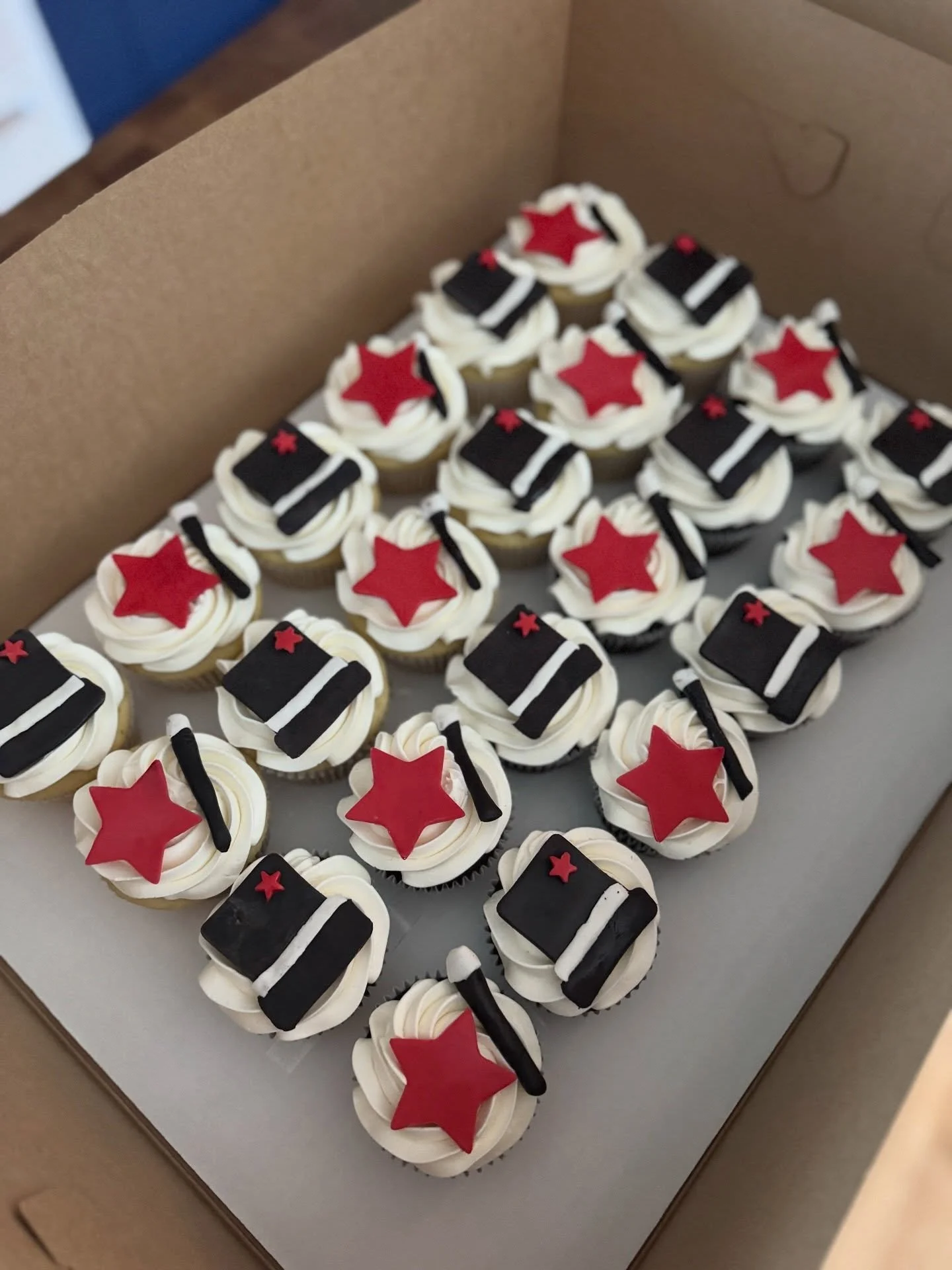 🪄 🎩 🐰 🃏&clubs;️&spades;️&diams;️&hearts;️
.
.
.
.
.
#magic #cupcakes #cupcake #buttercream #5yearsold