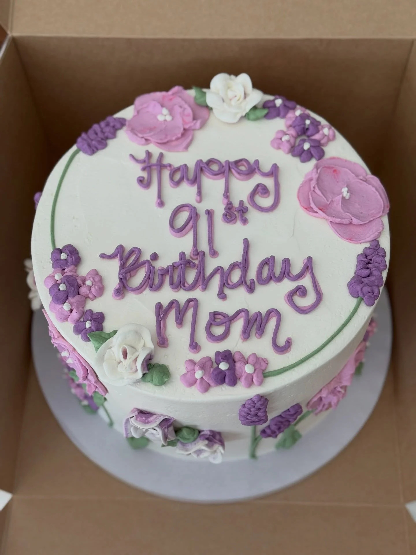 💜
.
.
.
.
.
#91 #cake #buttercream #buttercreamflowers #happybirthday