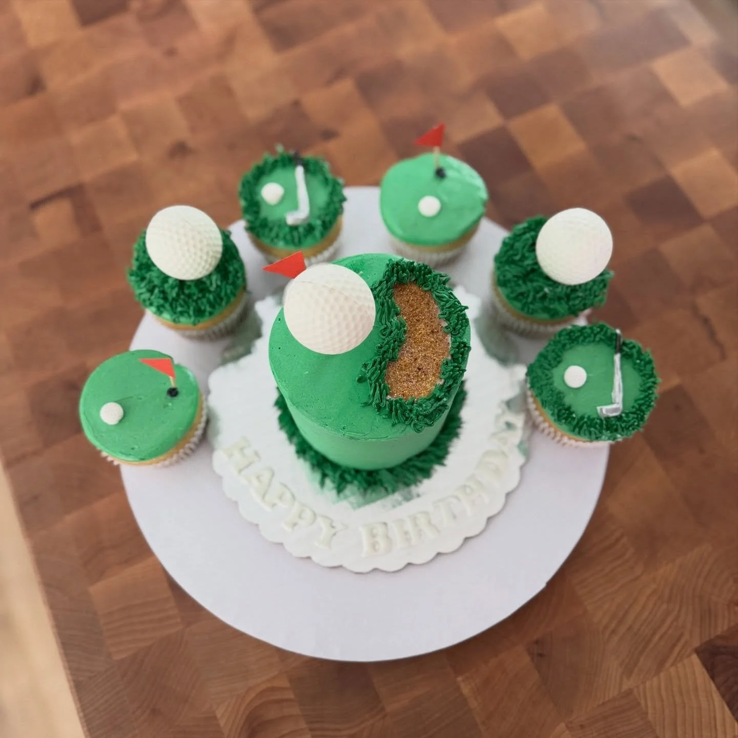 ⛳️ 
.
.
.
.
.
#golf #golfcake #cupcakes #buttercream #cake