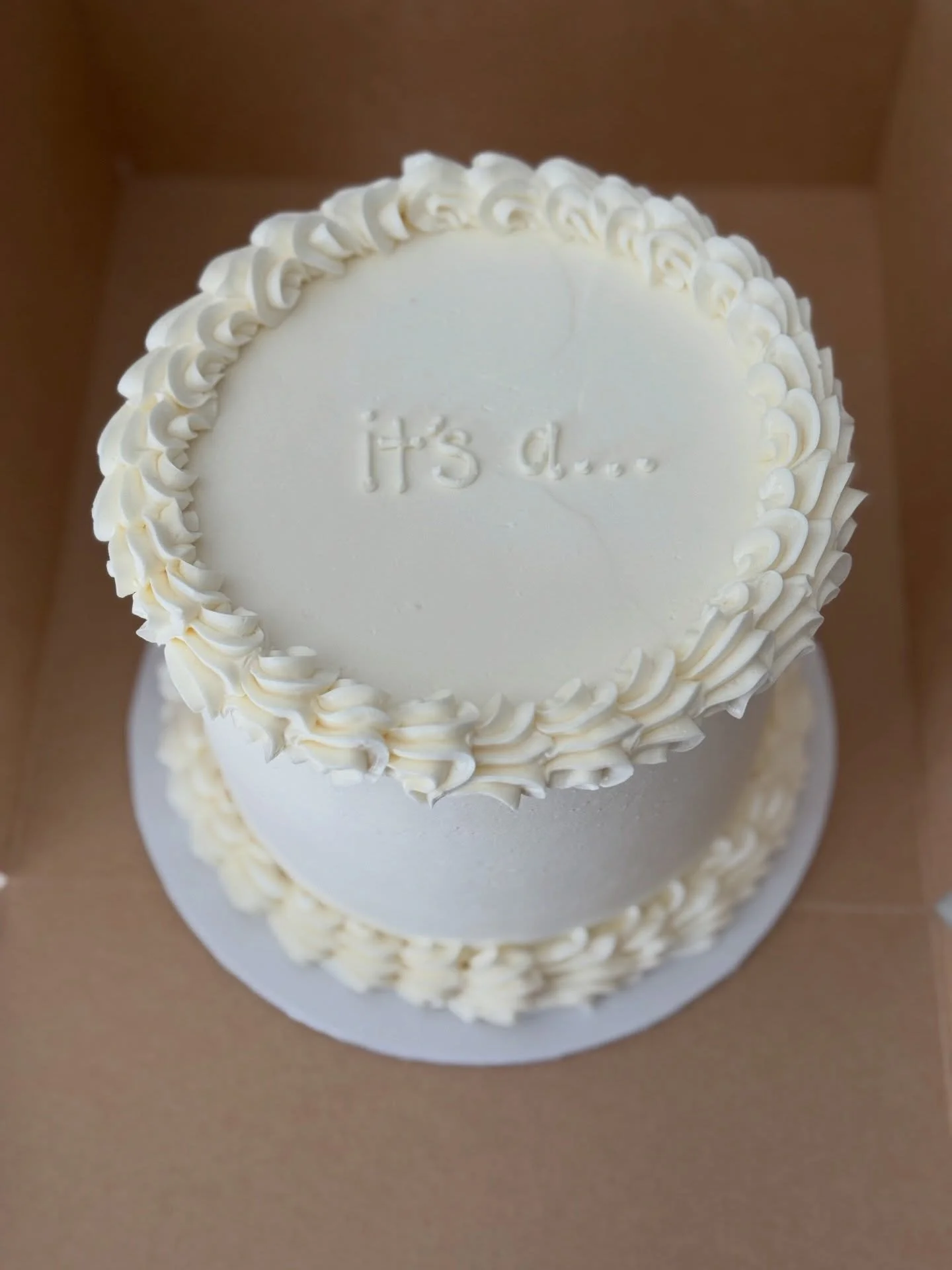 It&rsquo;s a&hellip;
.
.
.
.
.
#genderreveal #genderrevealcake #cake #buttercream #itsagirl