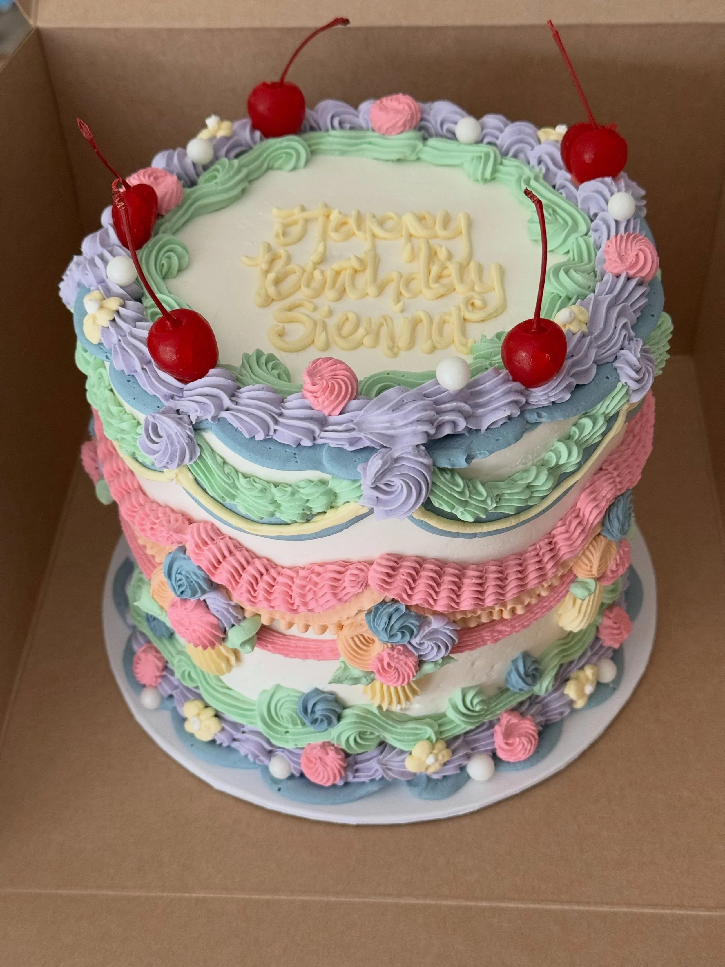 Happy Birthday Sienna
.
.
.
.
.
#happybirthday #lambeth #cake #buttercream #cherry