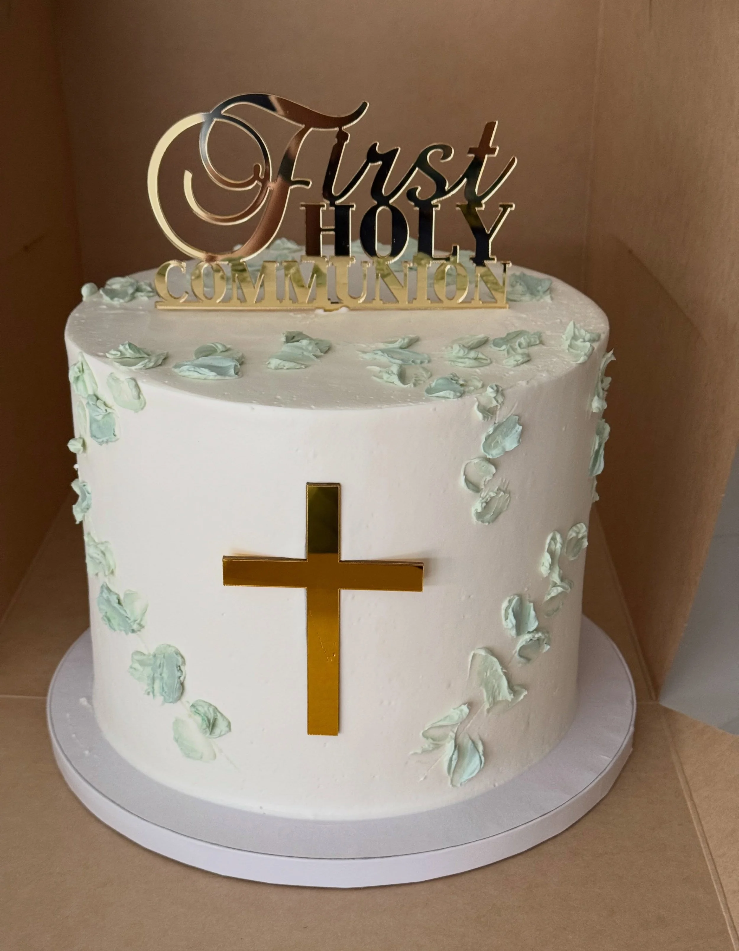 First Holy Communion 
.
.
.
.
.
#firstholycommunion #cake #buttercream #cakes #cross