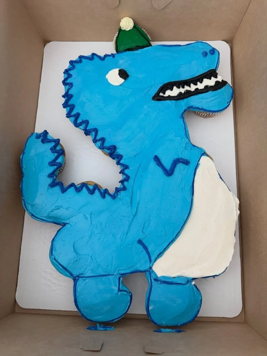 JJ&rsquo;s Dino birthday pullapart cupcake cake 🦖 
.
.
.
.
.
#cupcakecake #pullapartcupcakes #cupcakes #buttercream #trex