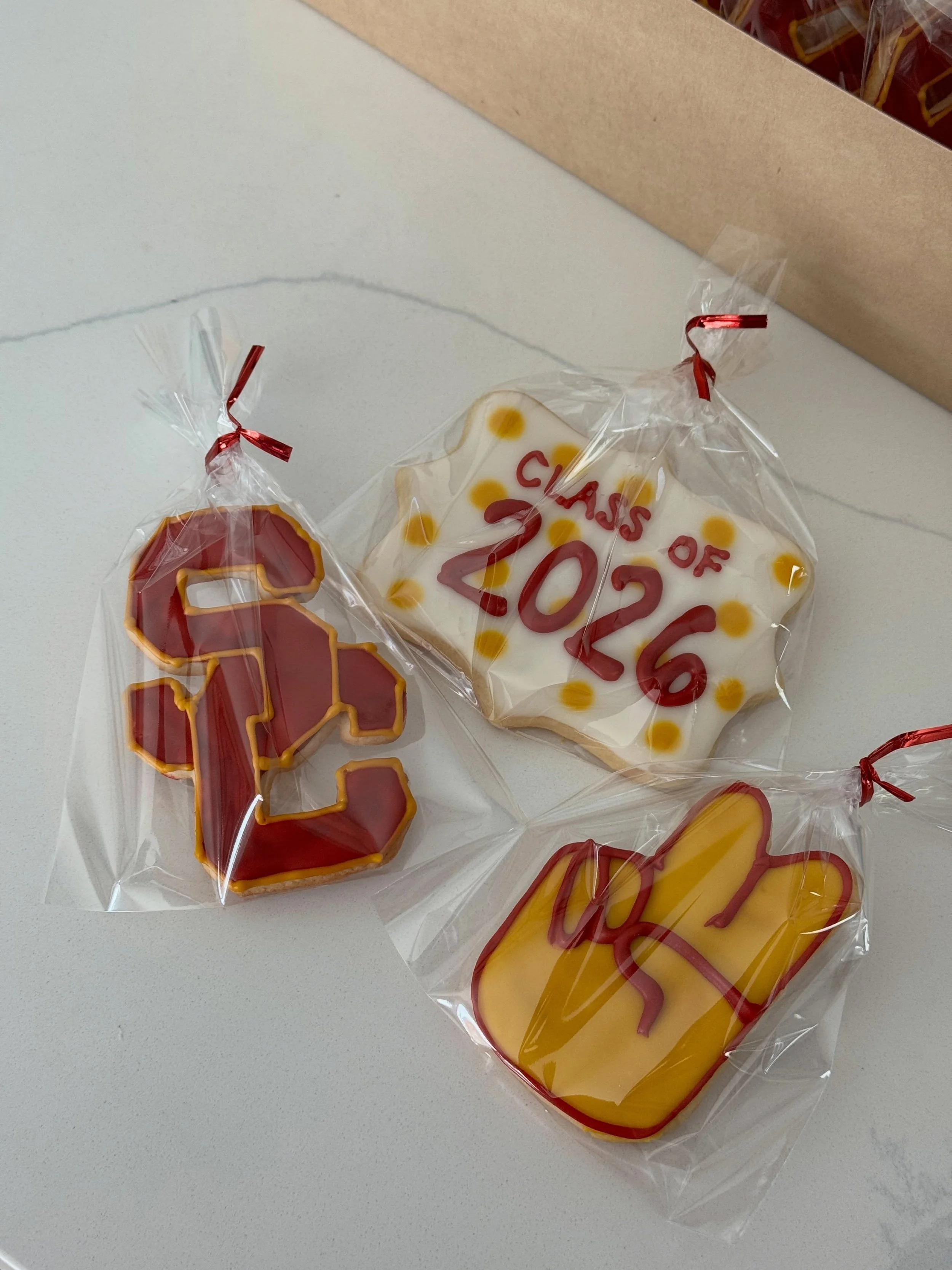 ✌️ 👩🏽&zwj;🎓❤️💛
.
.
.
.
.
#usc #graduation #classof2026 #sugarcookies #✌