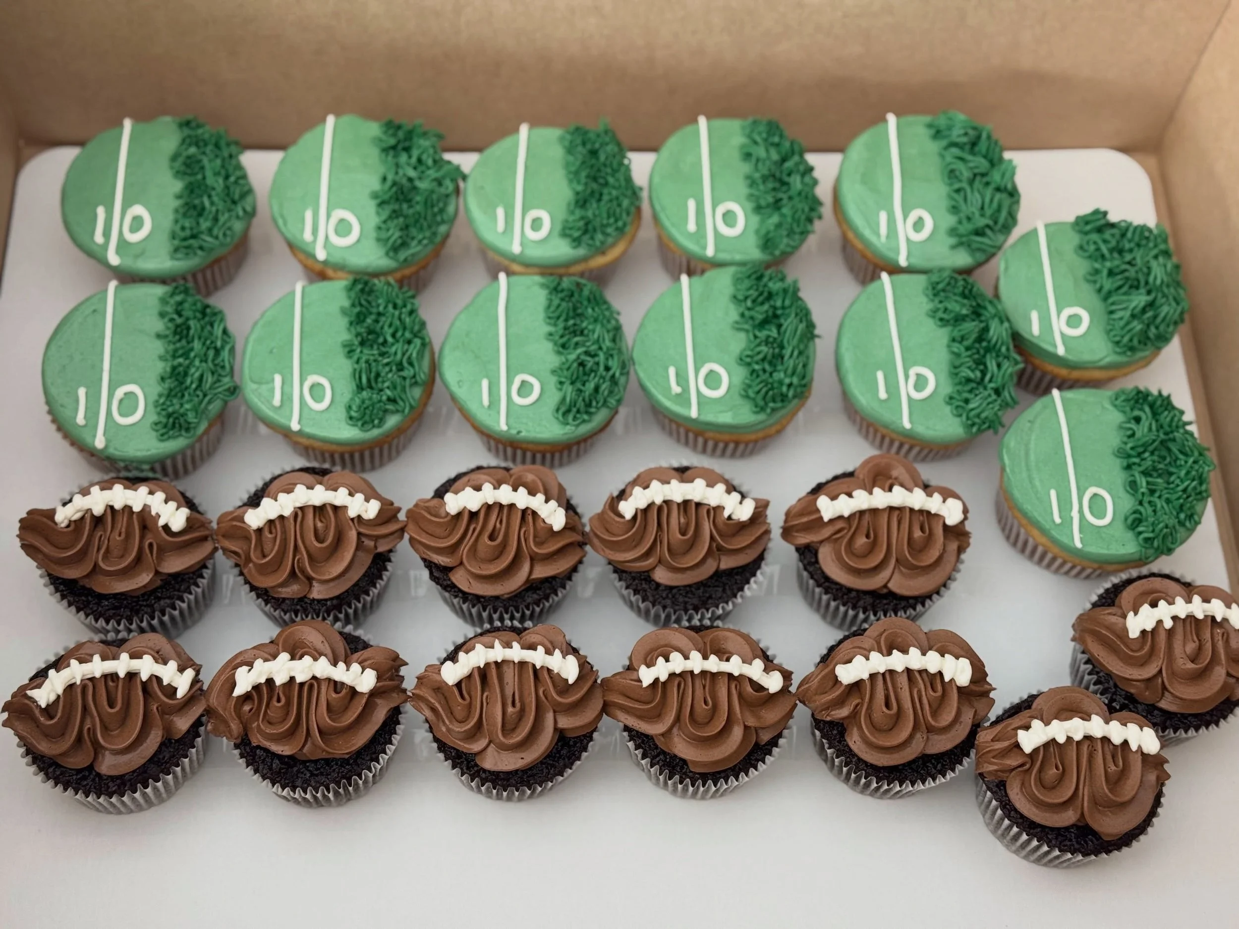 First Year Down 🏈 
.
.
.
.
.
#football #smashcake #cupcakes #buttercream #firstyeardown
