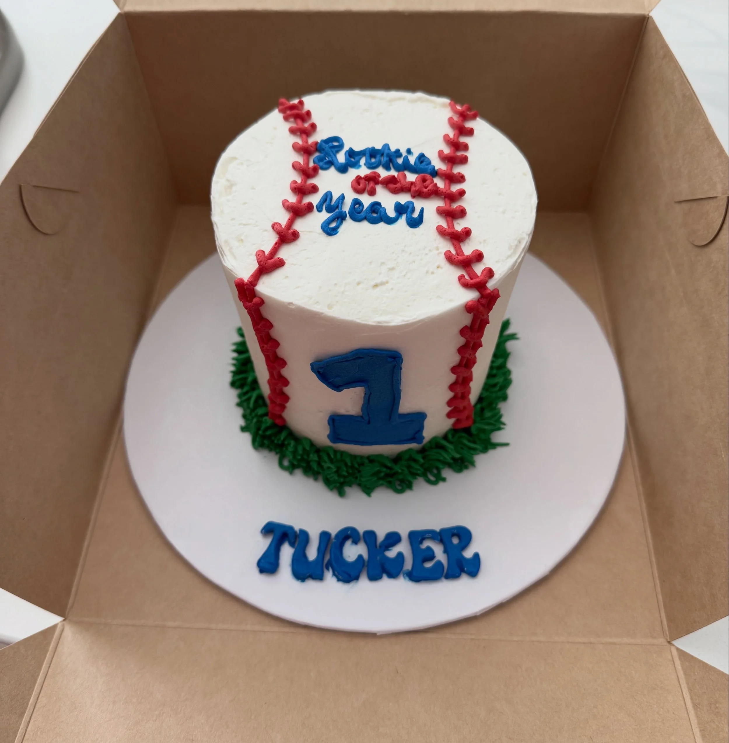 Rookie of the Year ⚾️ 
.
.
.
.
.
#1stbirthdayparty #smashcake #cupcakes #buttercream #rookieoftheyear