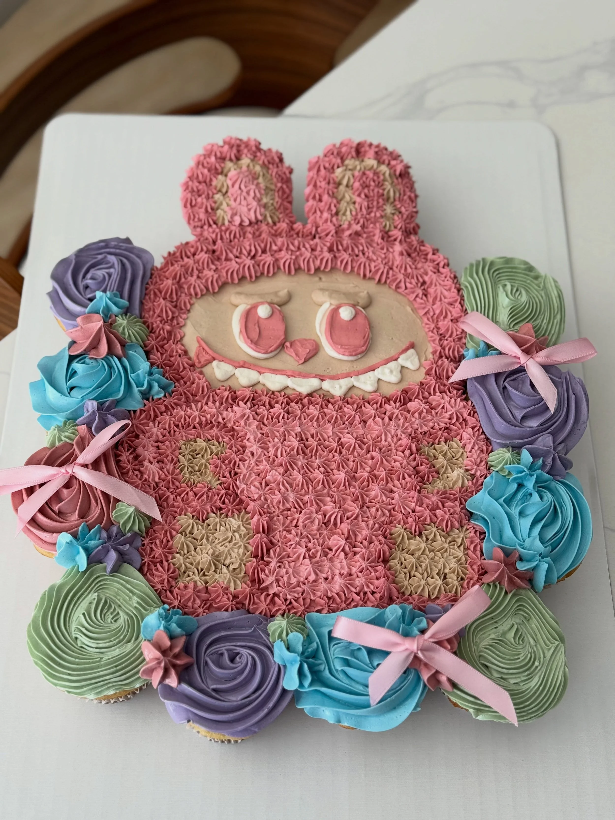Friday Labubu Energy
.
.
.
.
.
#labubu #energy #cupcakes #pullapartcupcakes #buttercream