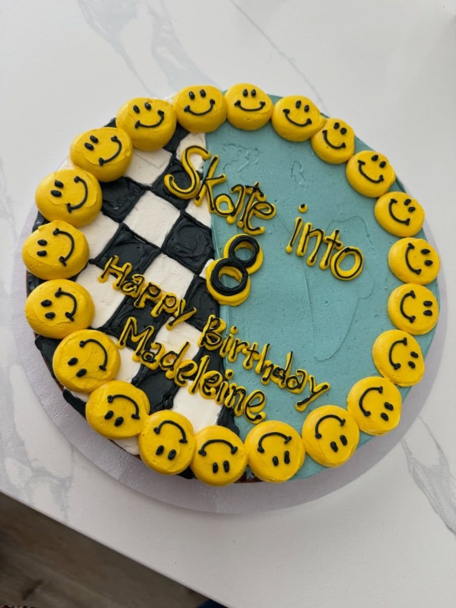 Skate into 8 🛹 Madeleine&rsquo;s Chocolate Chip Cookie Cake
.
.
.
.
.
#cookiecake #skateboard #happybirthday #8 #cookies