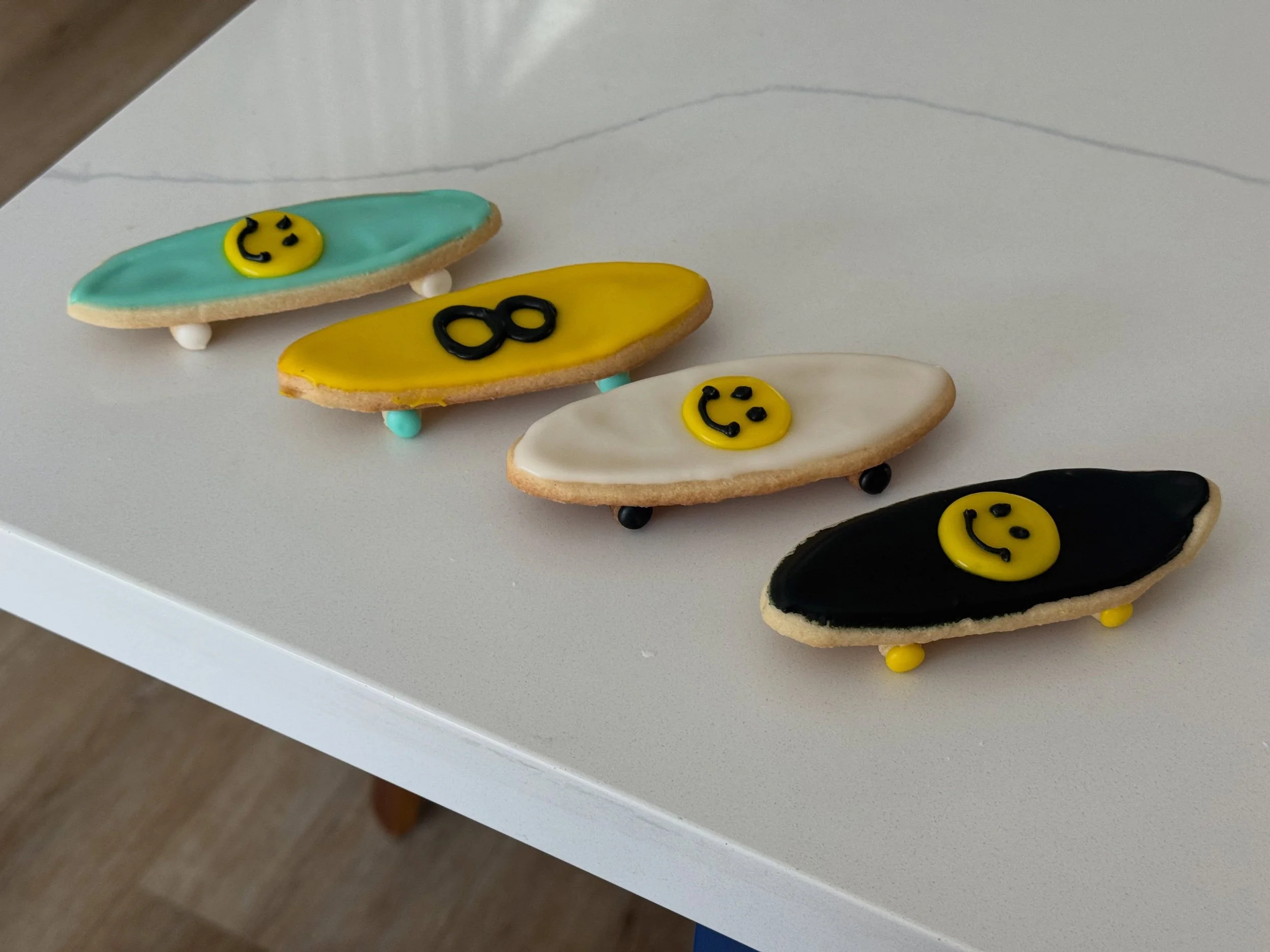 Skate into 8 with these skateboard sugar cookies 🛹
.
.
.
.
.
#skateboard #sugarcookies #cookies #sugarcookiesofinstagram #cookie
