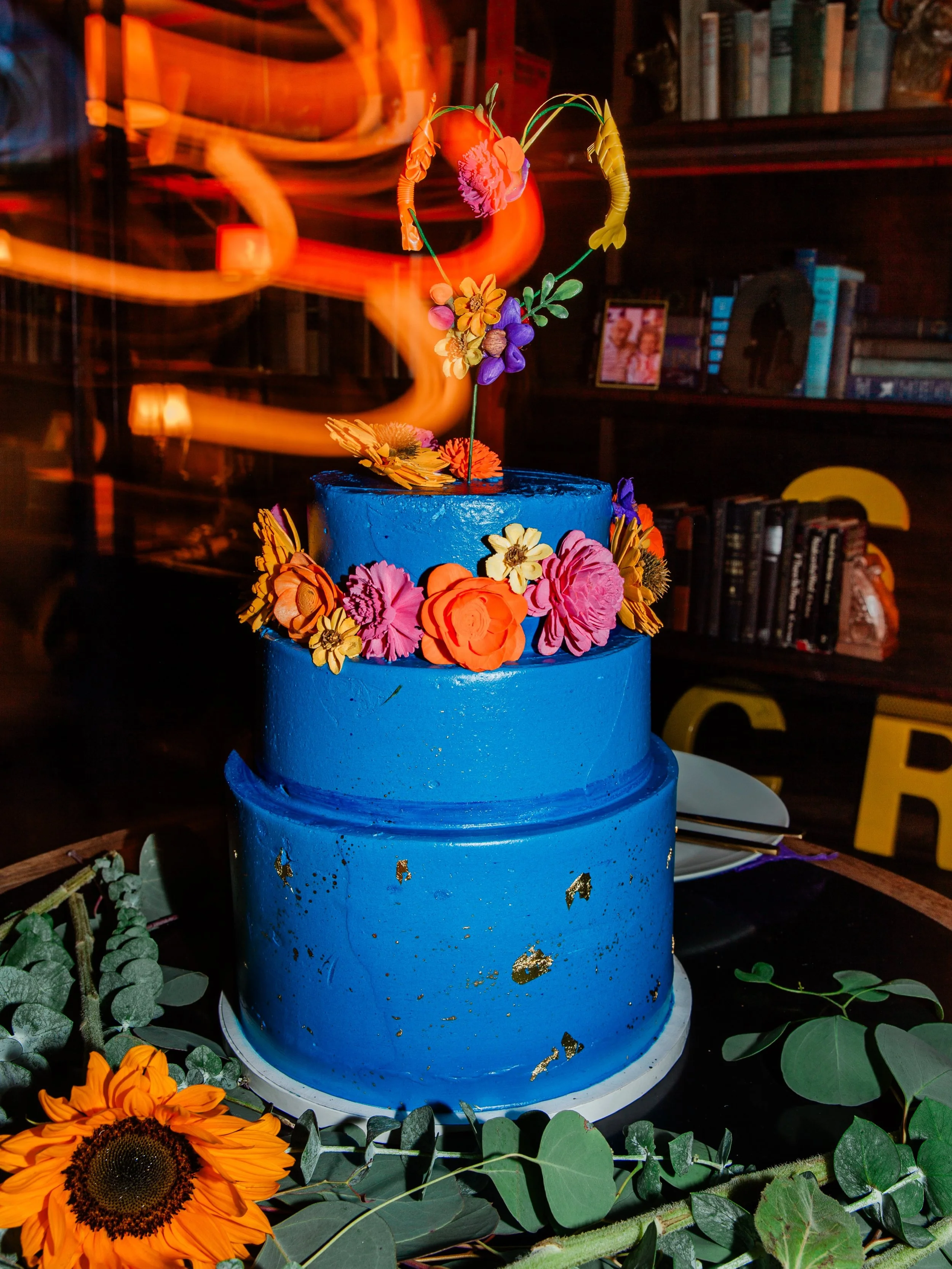 Happy 3 Year Anniversary to this cake 🤩🥰
.
.
.
.
.
📷: @lynwatanabephotography 
Venue: @smogshoppe 
Cake: @mummscakery 
#weddingcake #weddingcakes #anniversary #buttercream #cake