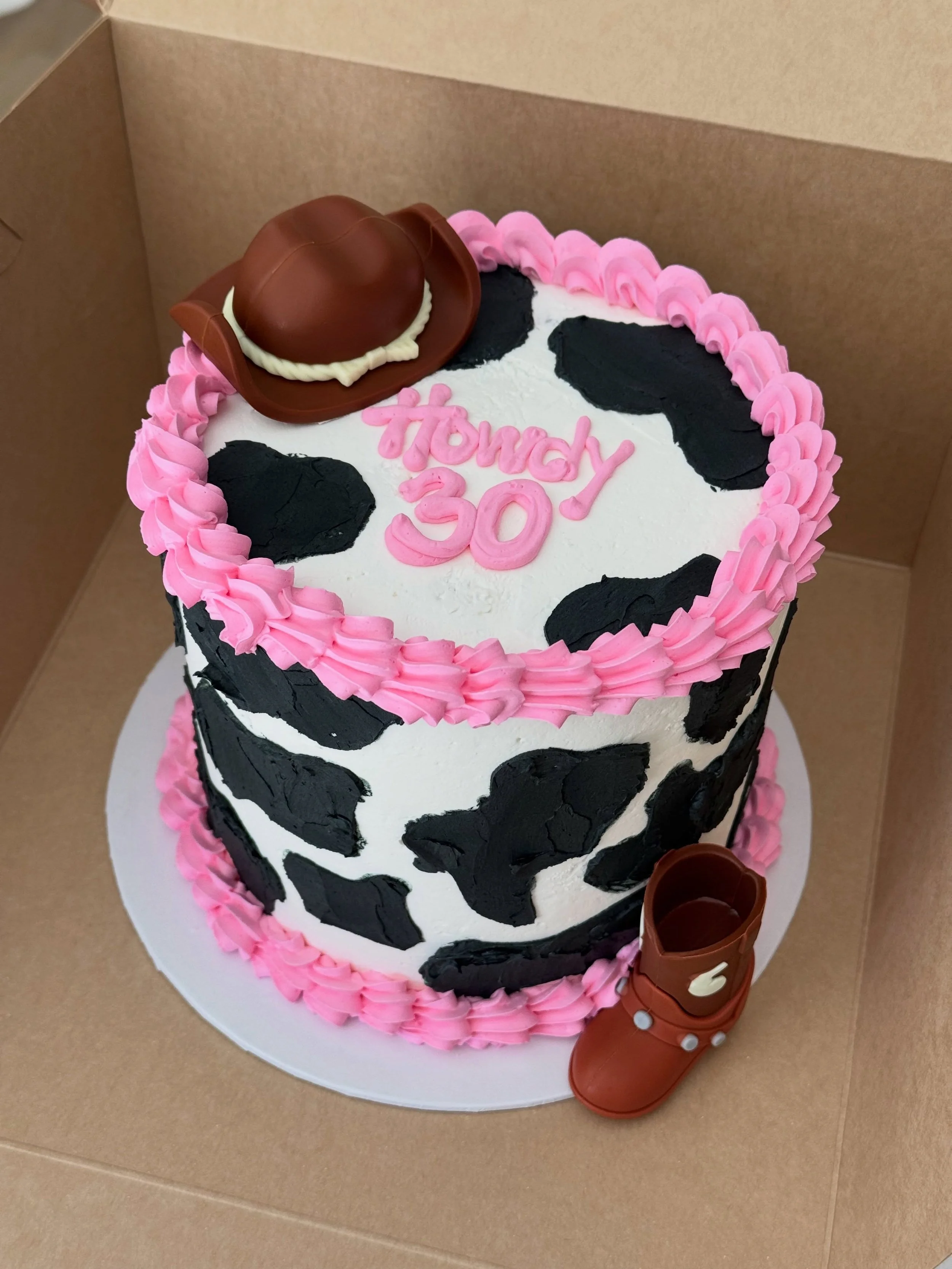 Howdy 30 🤠 
.
.
.
.
.
#howdy #cowboy #cake #cupcakes #30 
@beachside_tacos_sbla