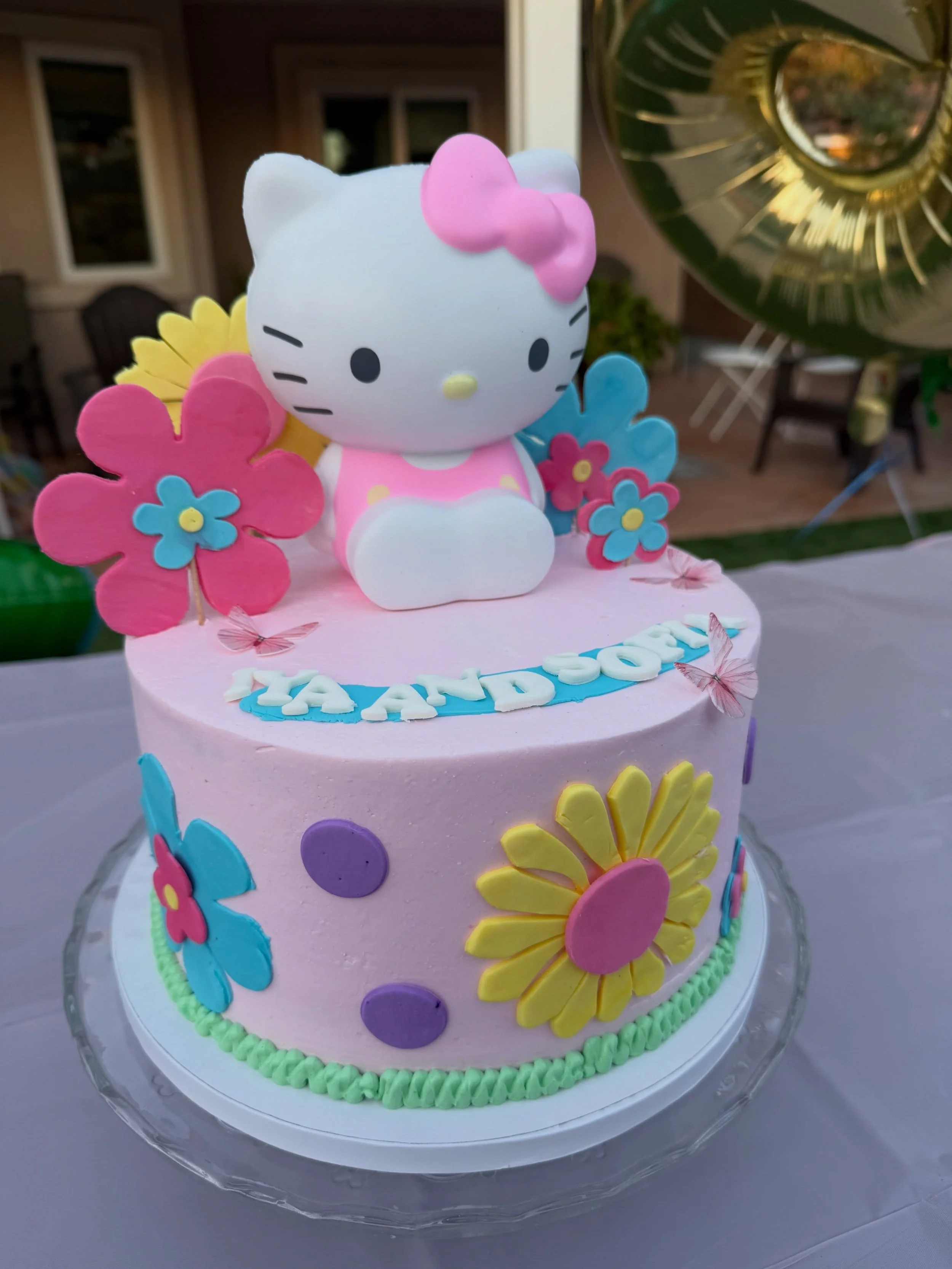Hello Kitty
.
.
.
.
.
#hellokittycake #cake #cakes #buttercream #hellokitty