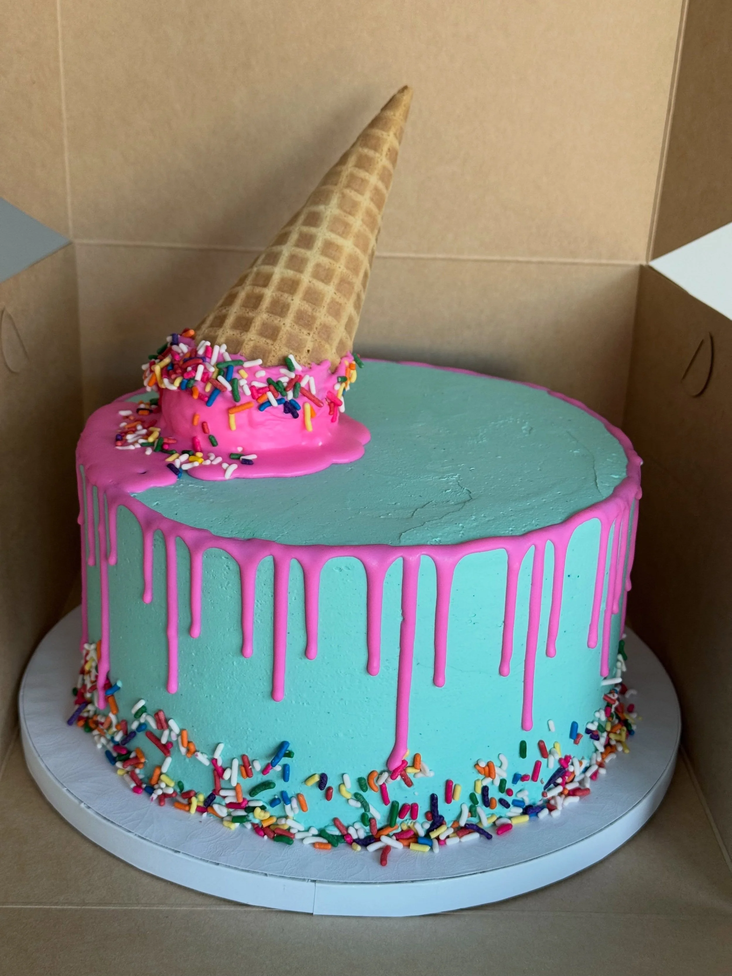 Baseball Lifestyle 101 inspired cake 🍦⚾️
.
.
.
.
.
#baseballlifestyle101 #dripcake #dripcakesofinstagram #cake #buttercream