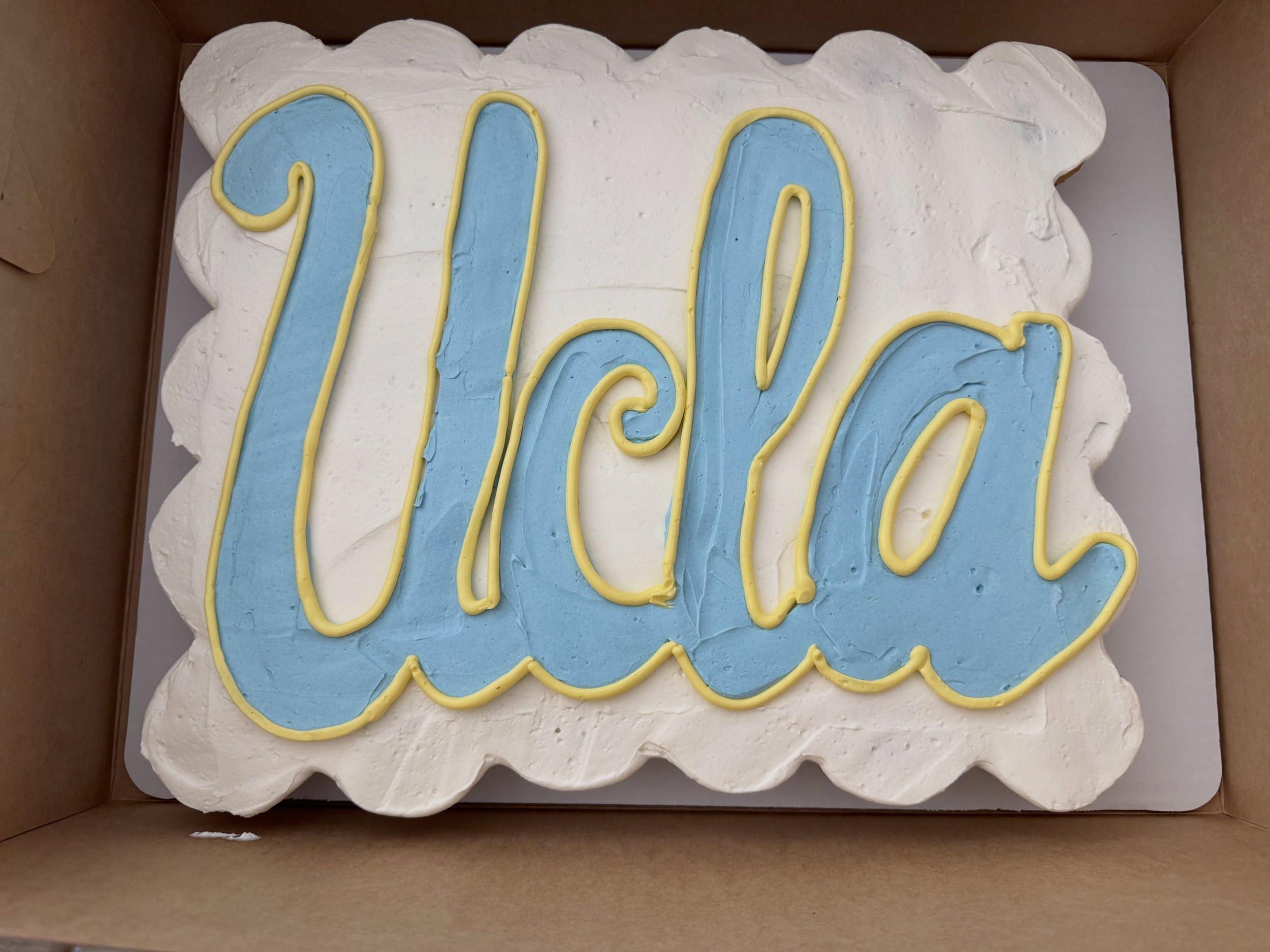 UCLA pullapart cupcake cake 💙💛
.
.
.
.
.
#ucla #cupcakecake #pullapartcupcakes #cupcakes #buttercream