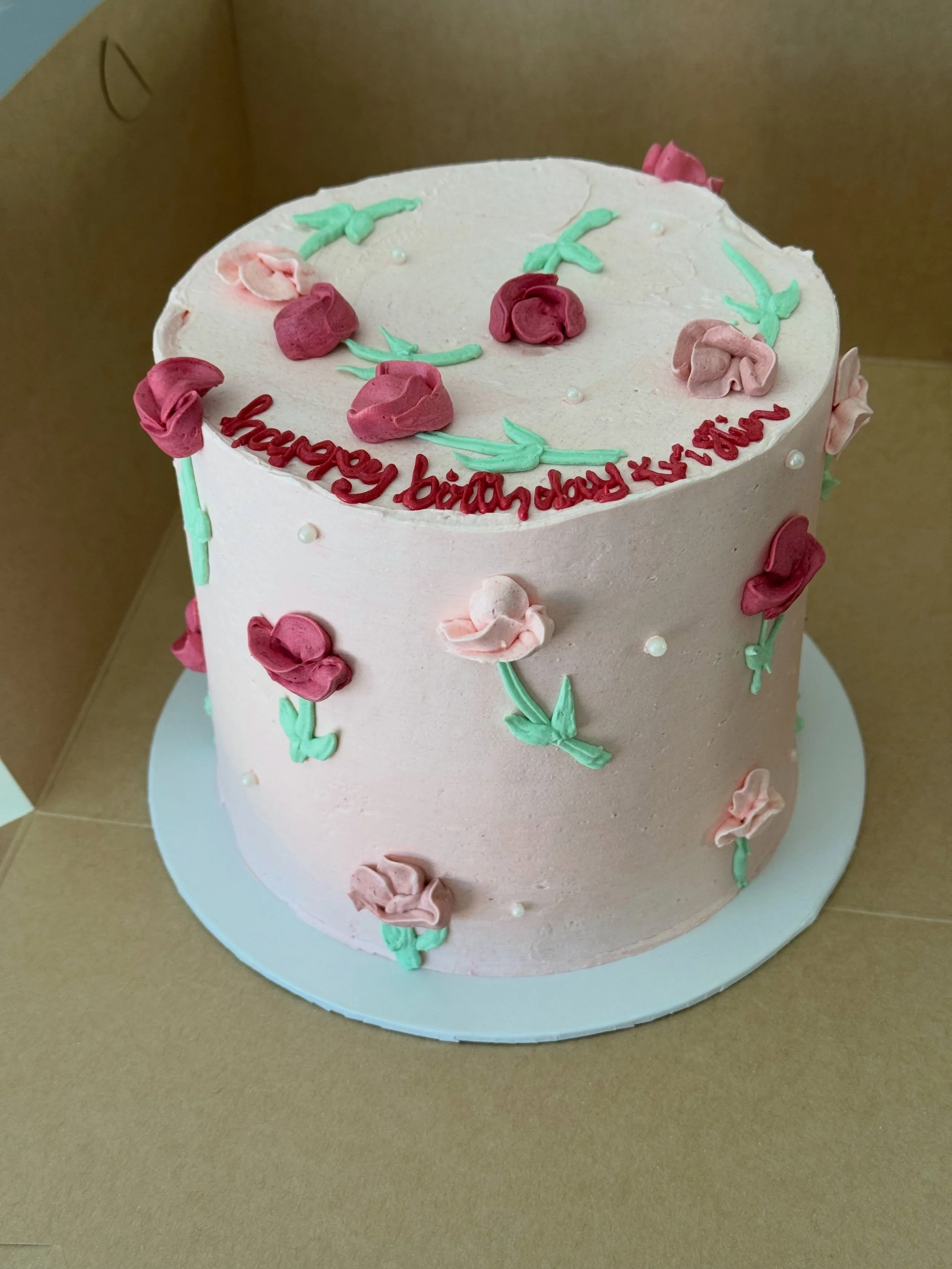 Kristin&rsquo;s birthday cake 
.
.
.
.
.
#happybirthday #birthdaycake #cake #buttercream #buttercreamflowers