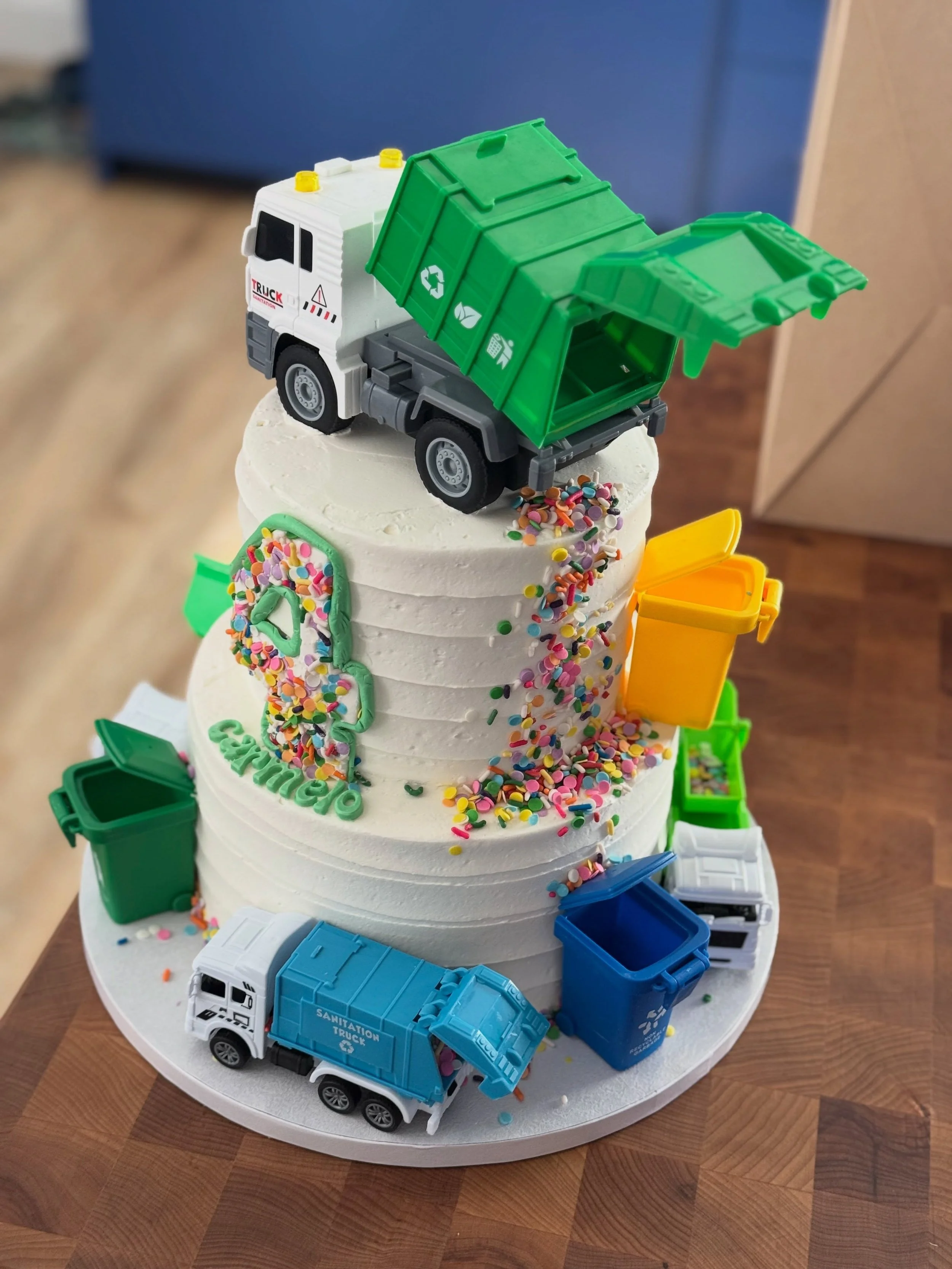 Carmelo&rsquo;s trash truck party 🎉 
.
.
.
.
.
#garbagetruck #trashcan #cake #buttercream #sugarcookies