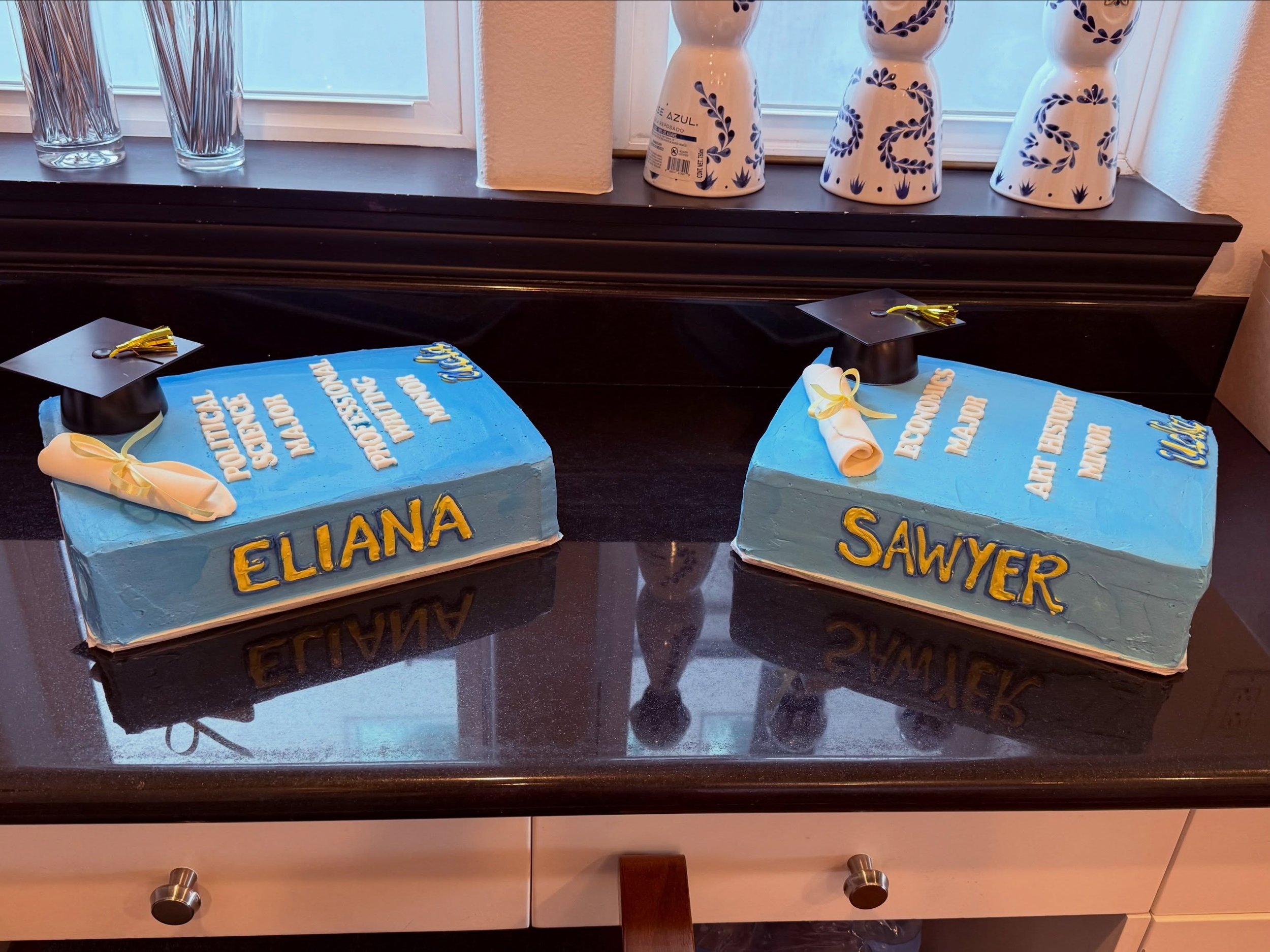 TBT to two best friends graduating from UCLA 👩&zwj;🎓 💙💛👩&zwj;🎓🐻
.
.
.
.
.
#ucla #graduation #cake #buttercream #cupcakes