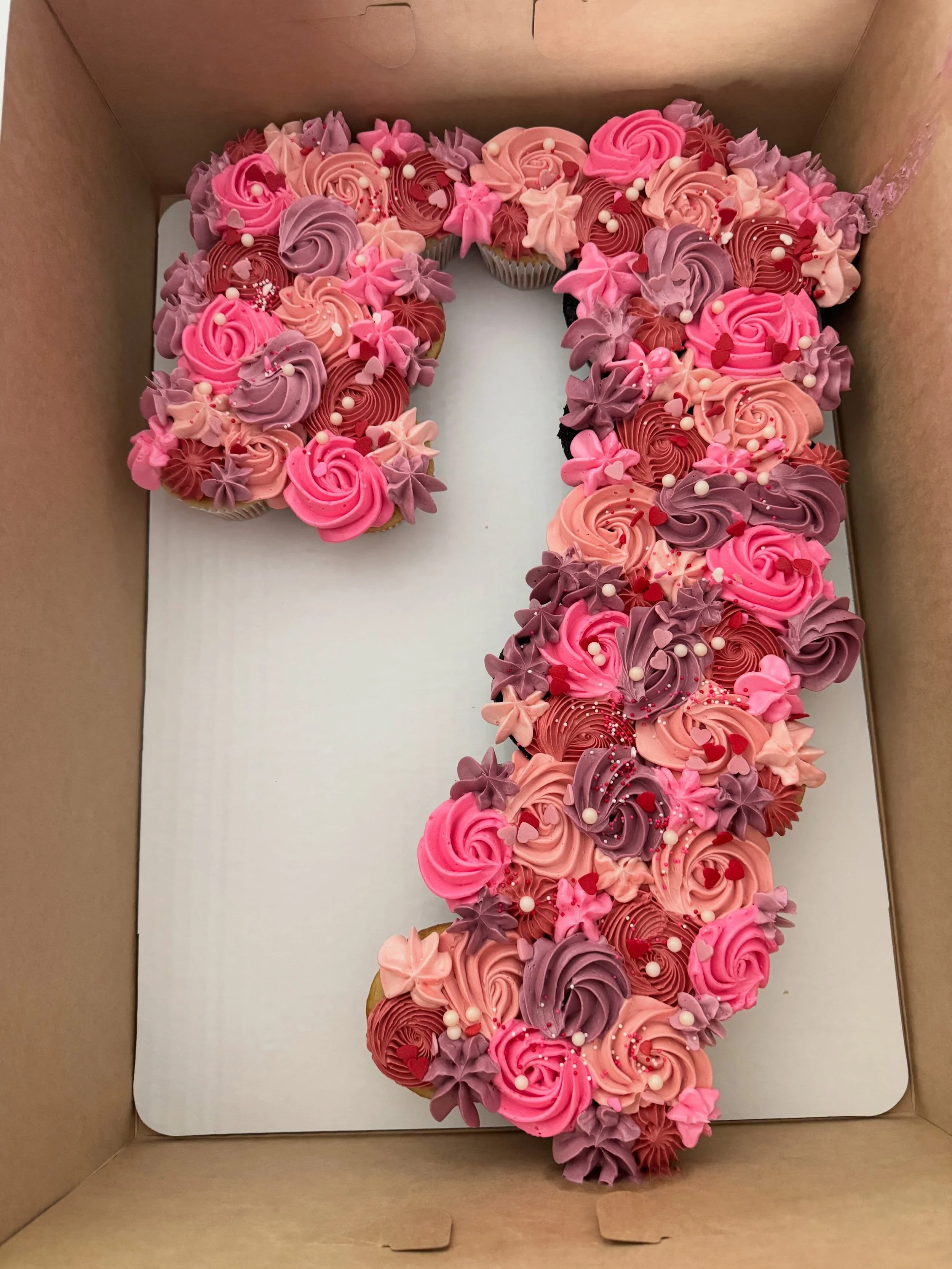 7 ❤️💓💜
.
.
.
.
.
#cupcakes #cupcakecake #pullapartcake #buttercream #7