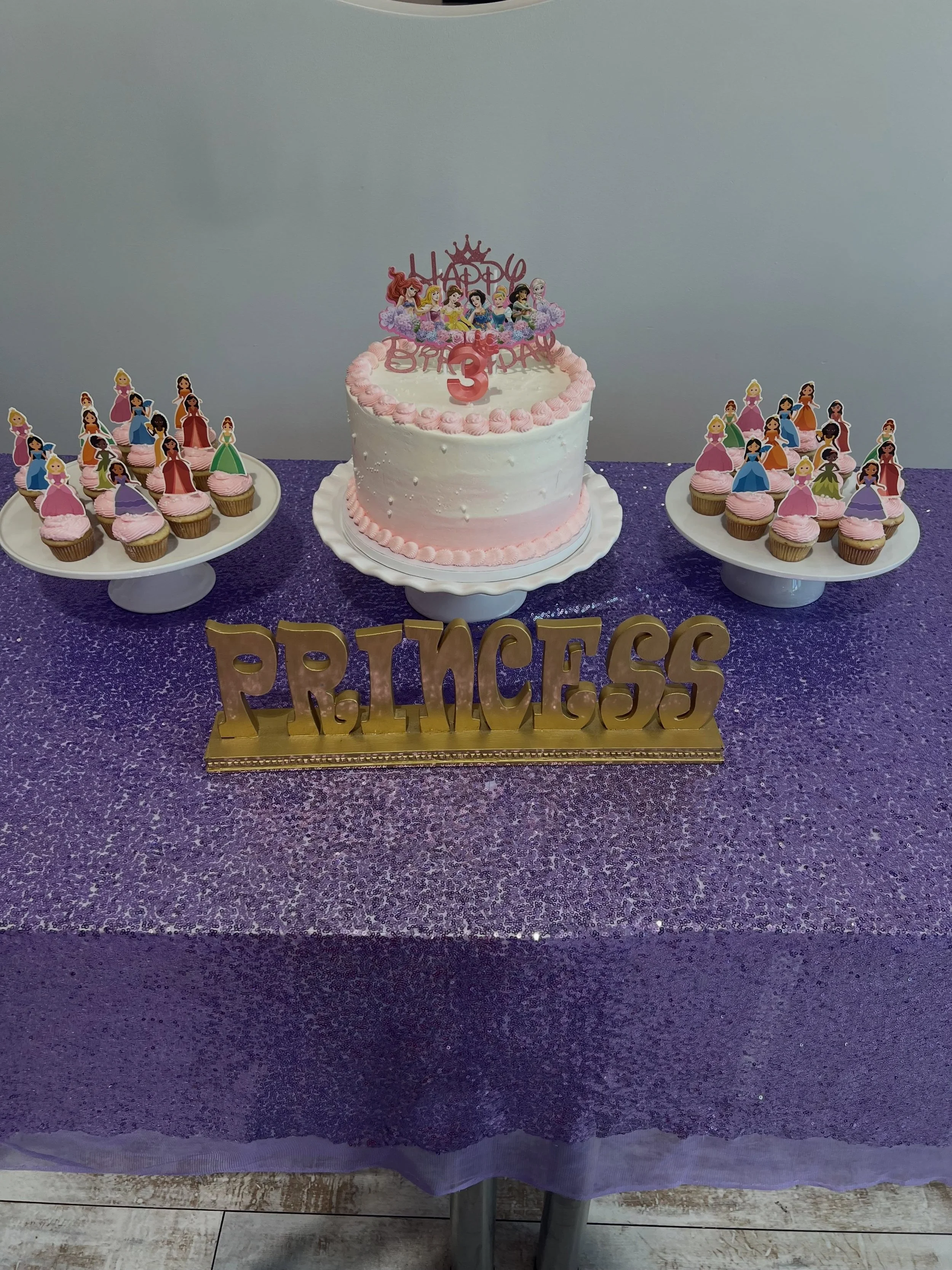 Princess Party
.
.
.
.
.
#princess #cake #buttercream #minicupcakes #3