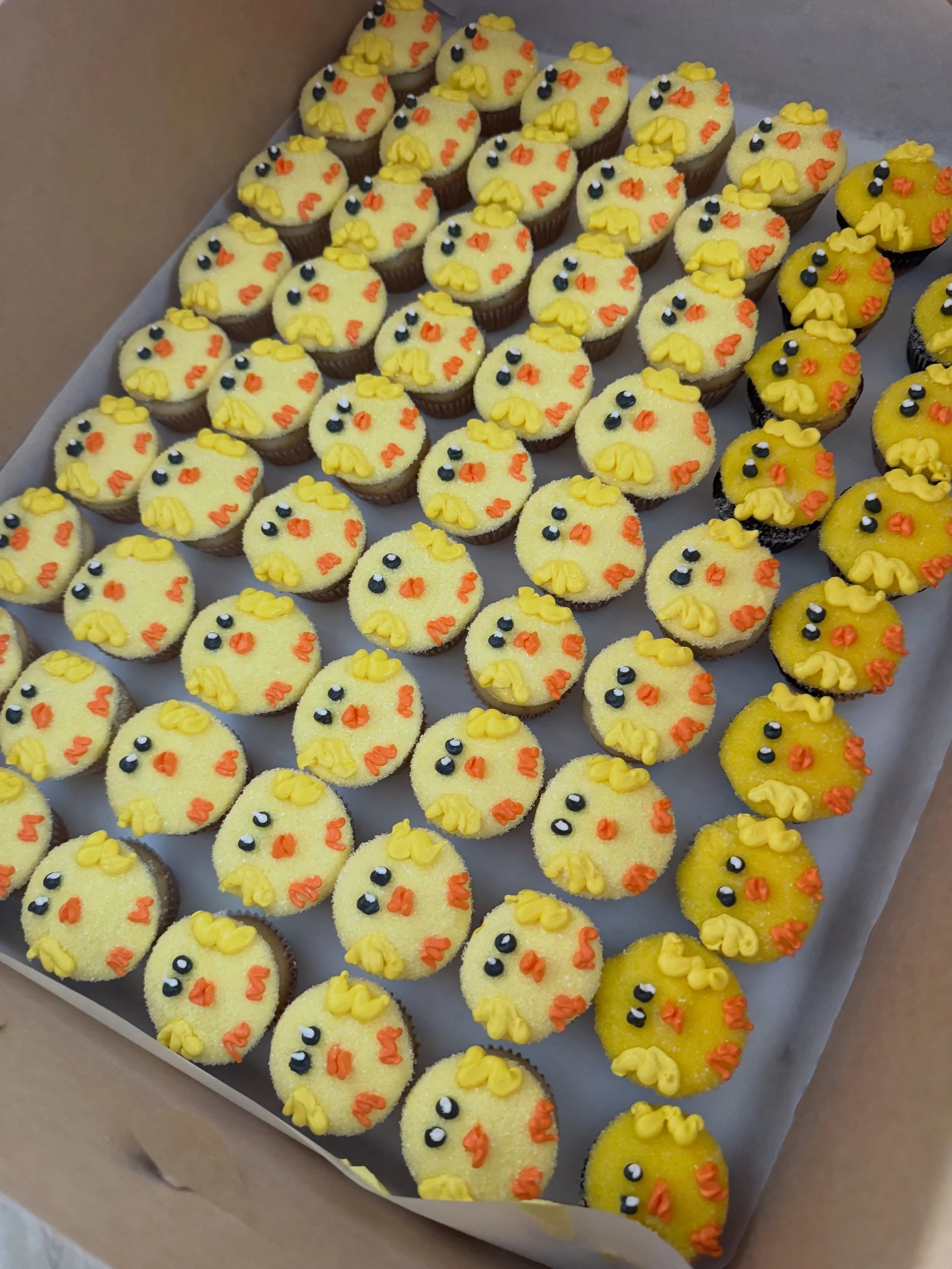 🐥 
.
.
.
.
.
#minicupcakes #chick #babyshower #buttercream #minicupcake